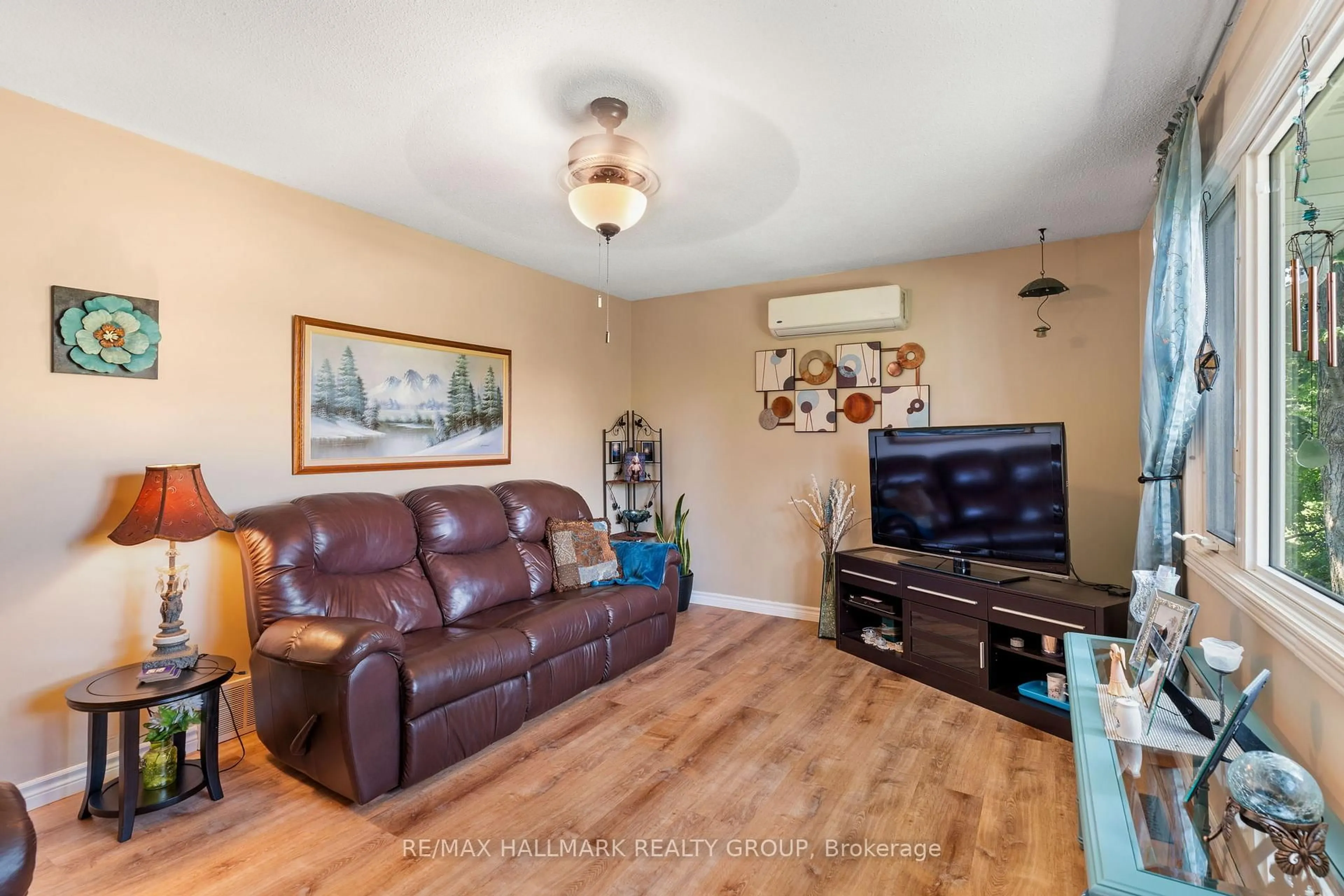 Living room with furniture, unknown for 4574 County Road 15 Rd, Augusta Ontario K6V 5T2