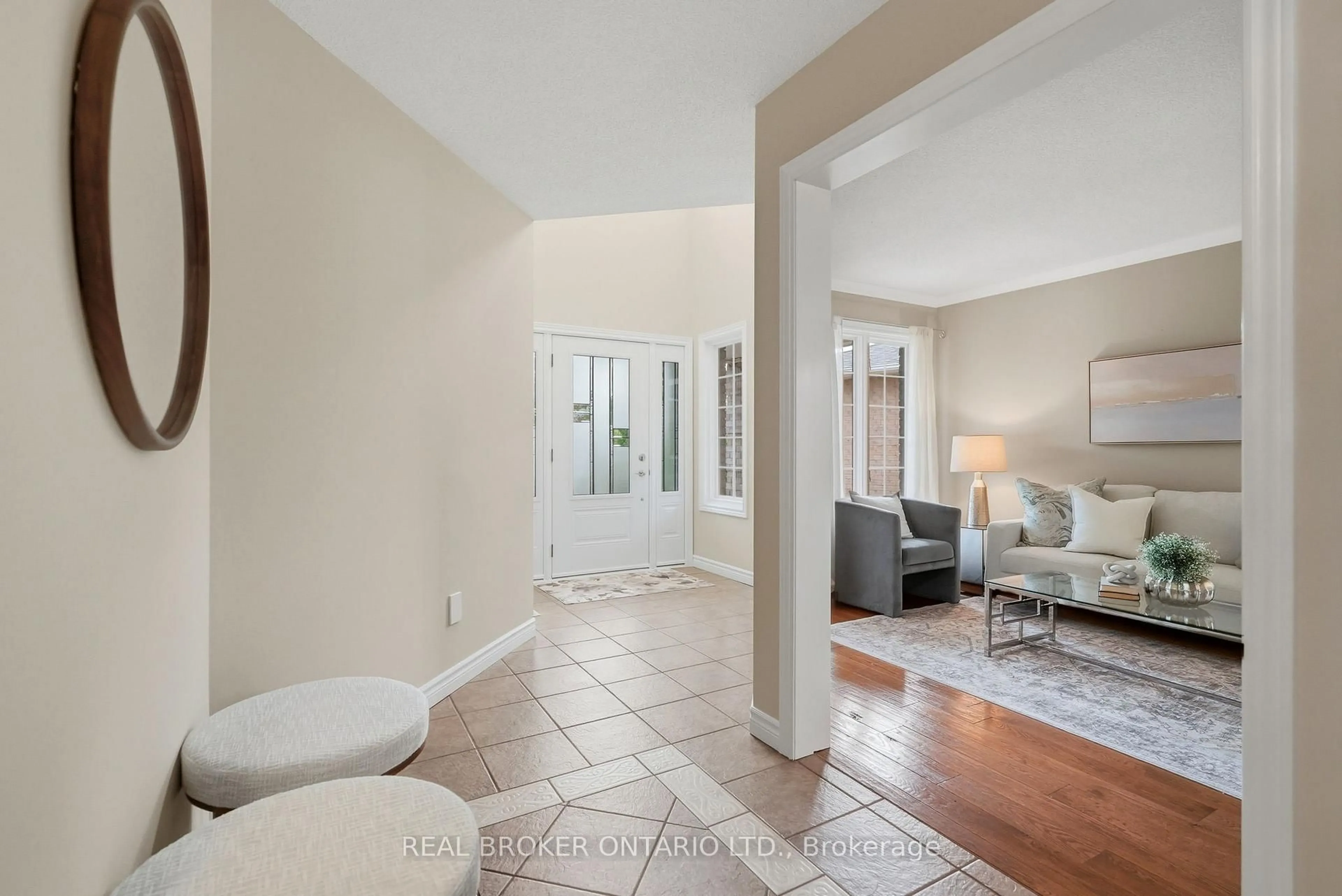 Indoor entryway for 34 Keewaydin St, Hamilton Ontario L0R 2H6