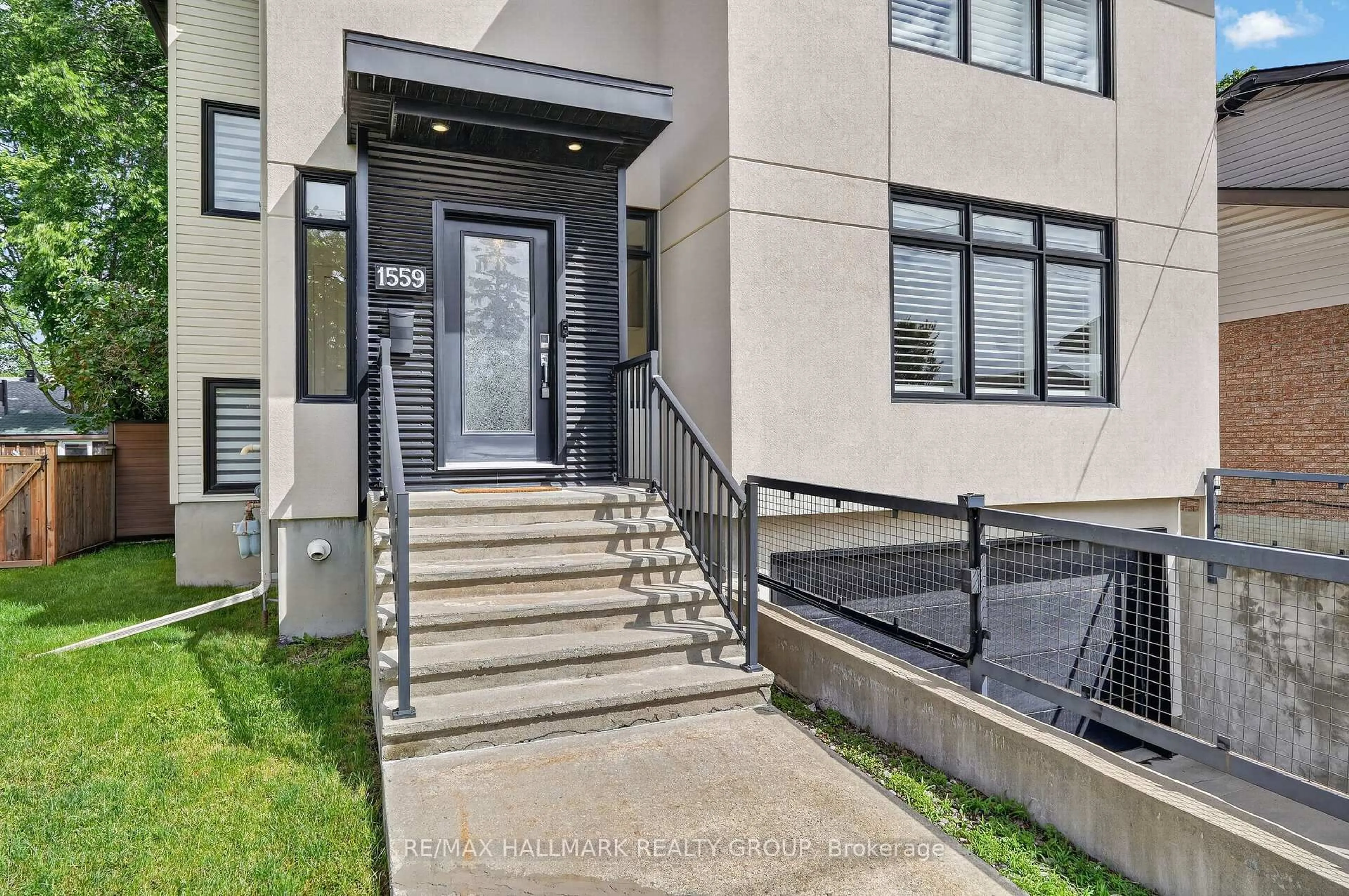 Indoor entryway for 1559 Queensdale Ave, Ottawa Ontario K1T 1J3
