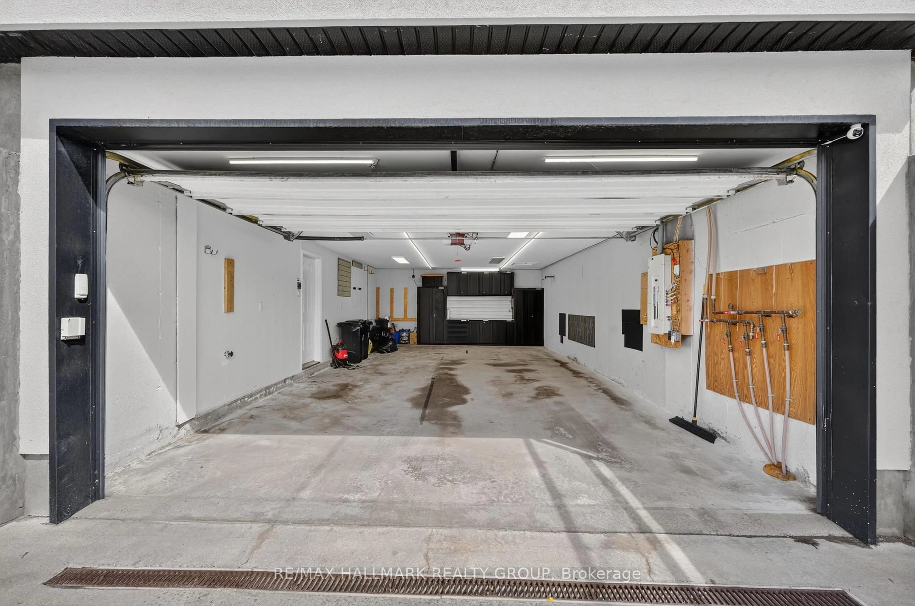 Indoor garage for 1559 Queensdale Ave, Ottawa Ontario K1T 1J3