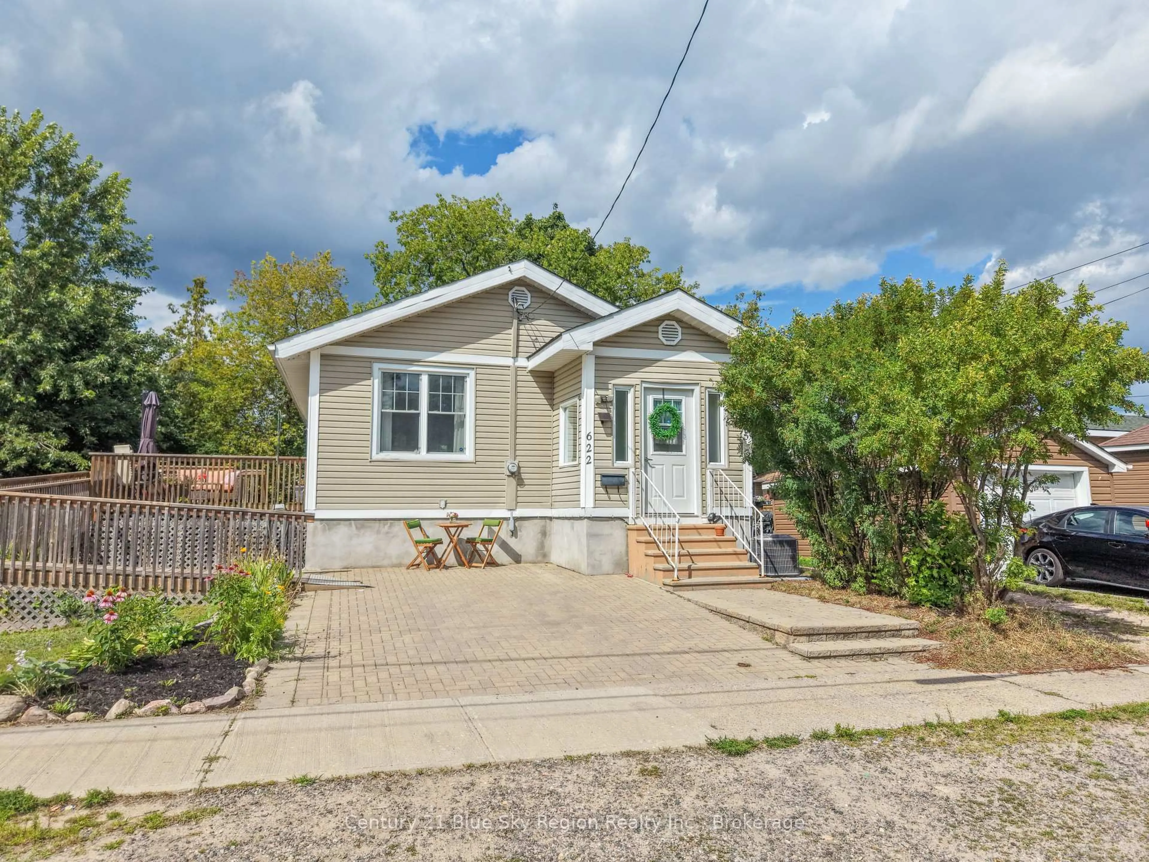 Home with vinyl exterior material, street for 622 Reynolds St, North Bay Ontario P1B 5C2