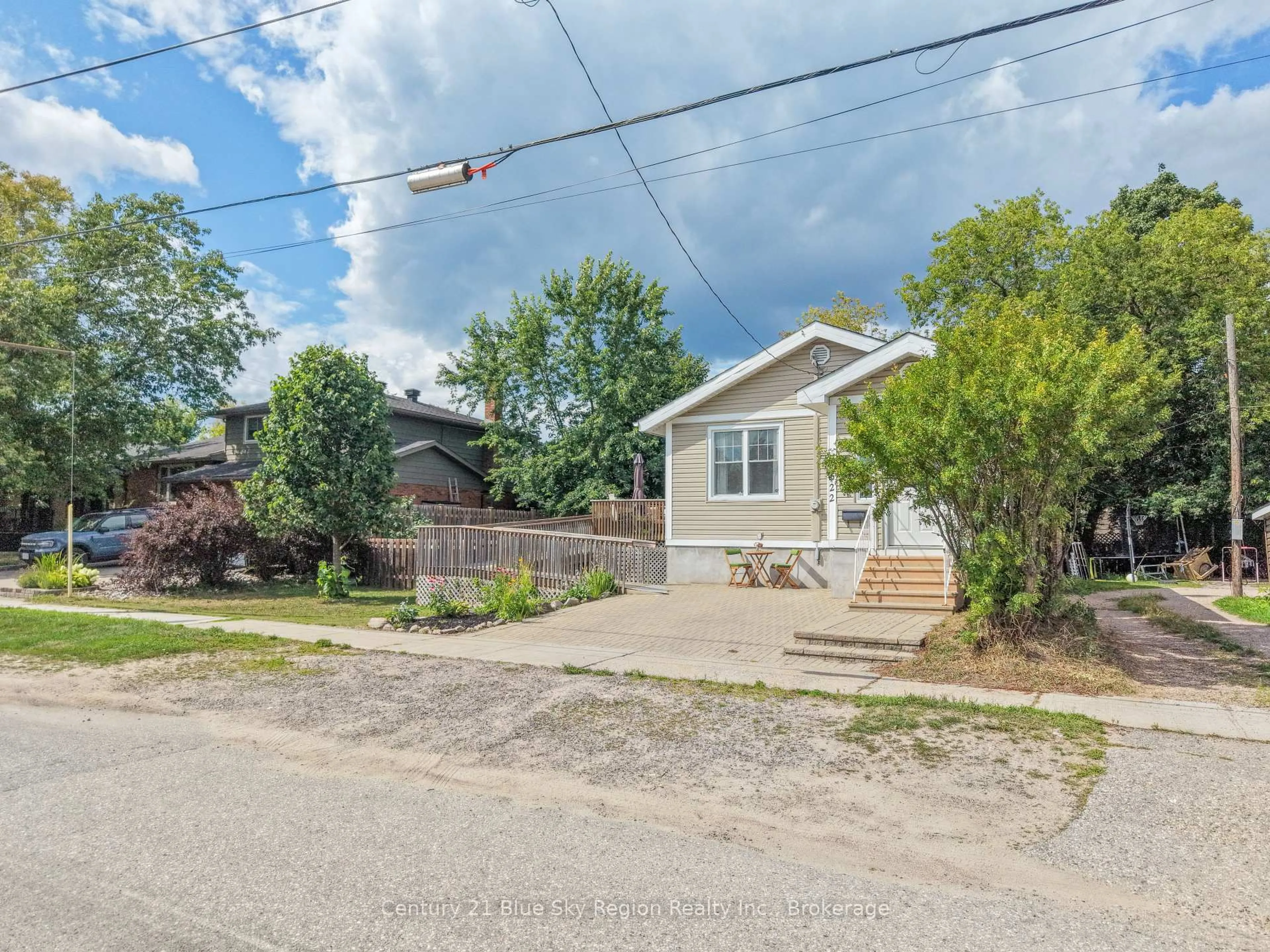 A pic from outside/outdoor area/front of a property/back of a property/a pic from drone, street for 622 Reynolds St, North Bay Ontario P1B 5C2