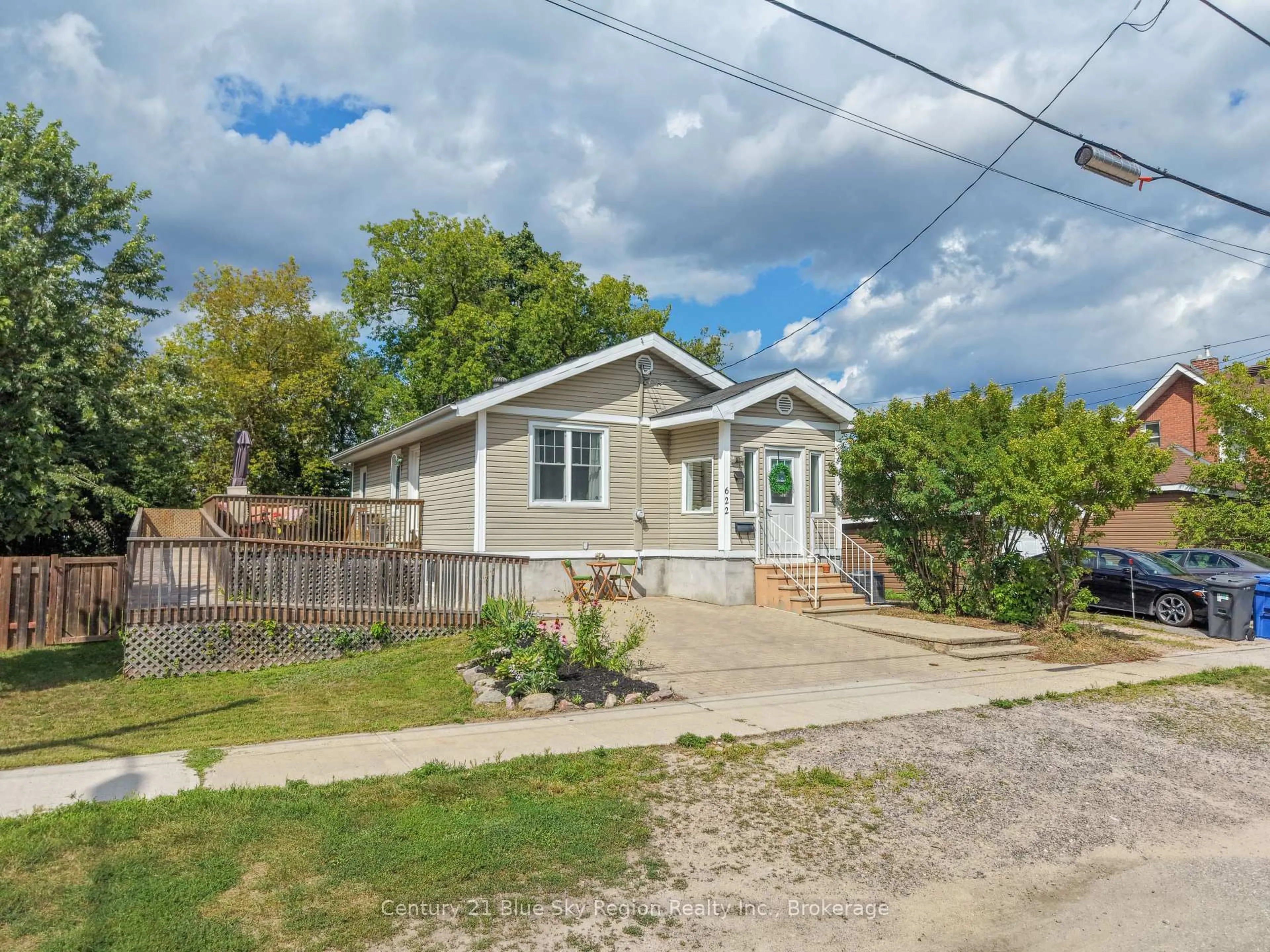 A pic from outside/outdoor area/front of a property/back of a property/a pic from drone, street for 622 Reynolds St, North Bay Ontario P1B 5C2