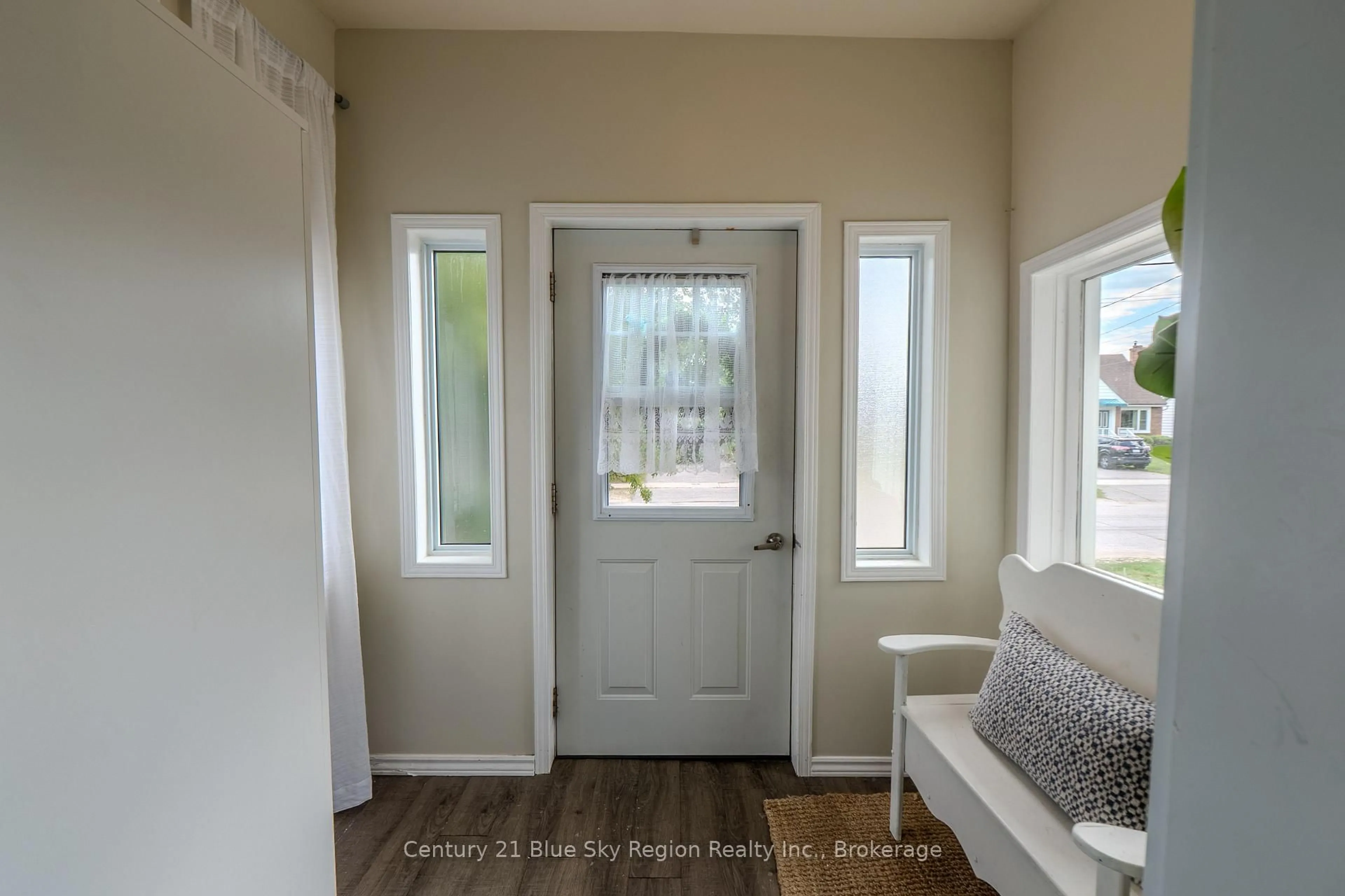 Indoor entryway for 622 Reynolds St, North Bay Ontario P1B 5C2