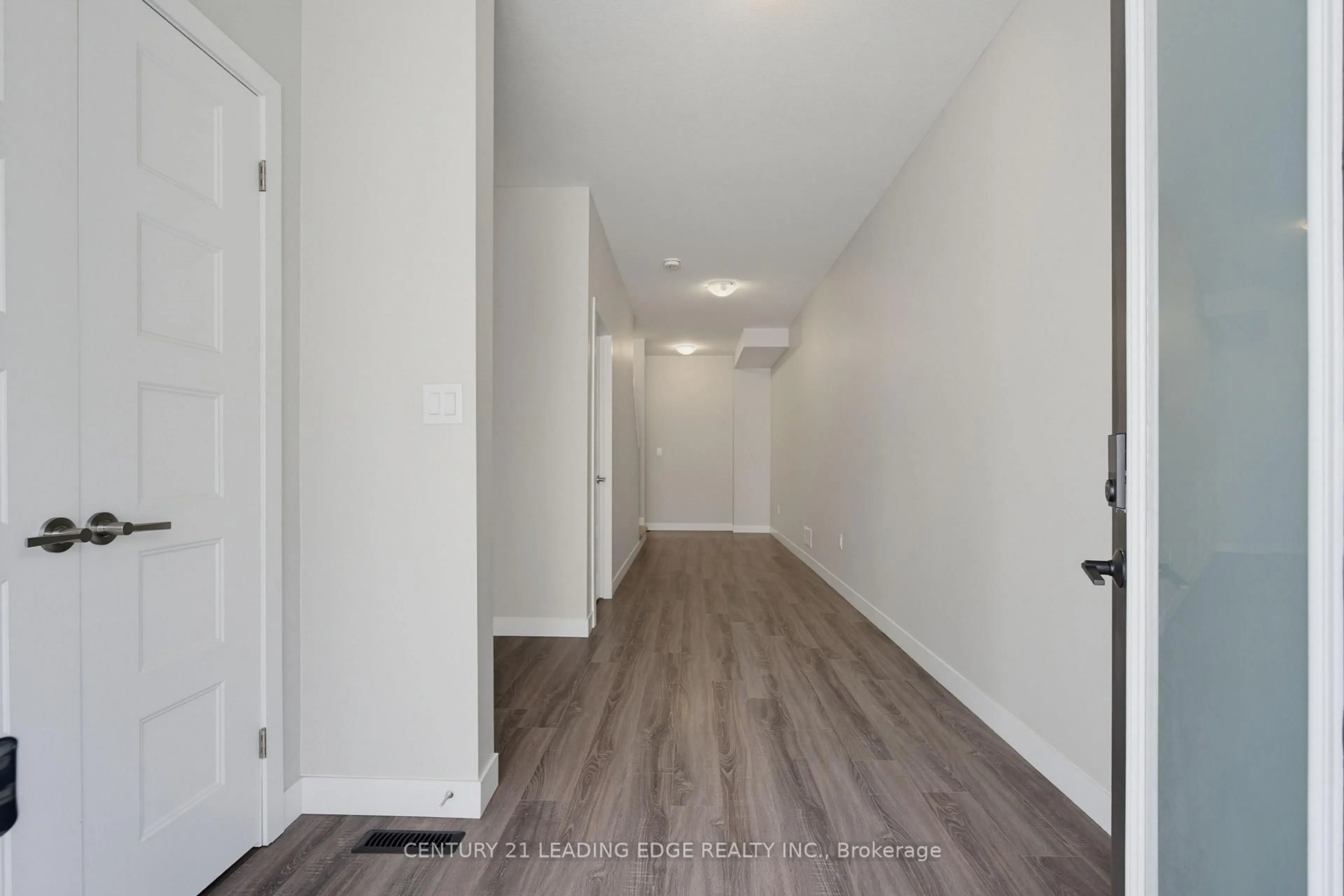 Indoor entryway for 915 Georgetown Dr, London North Ontario N6H 0J7