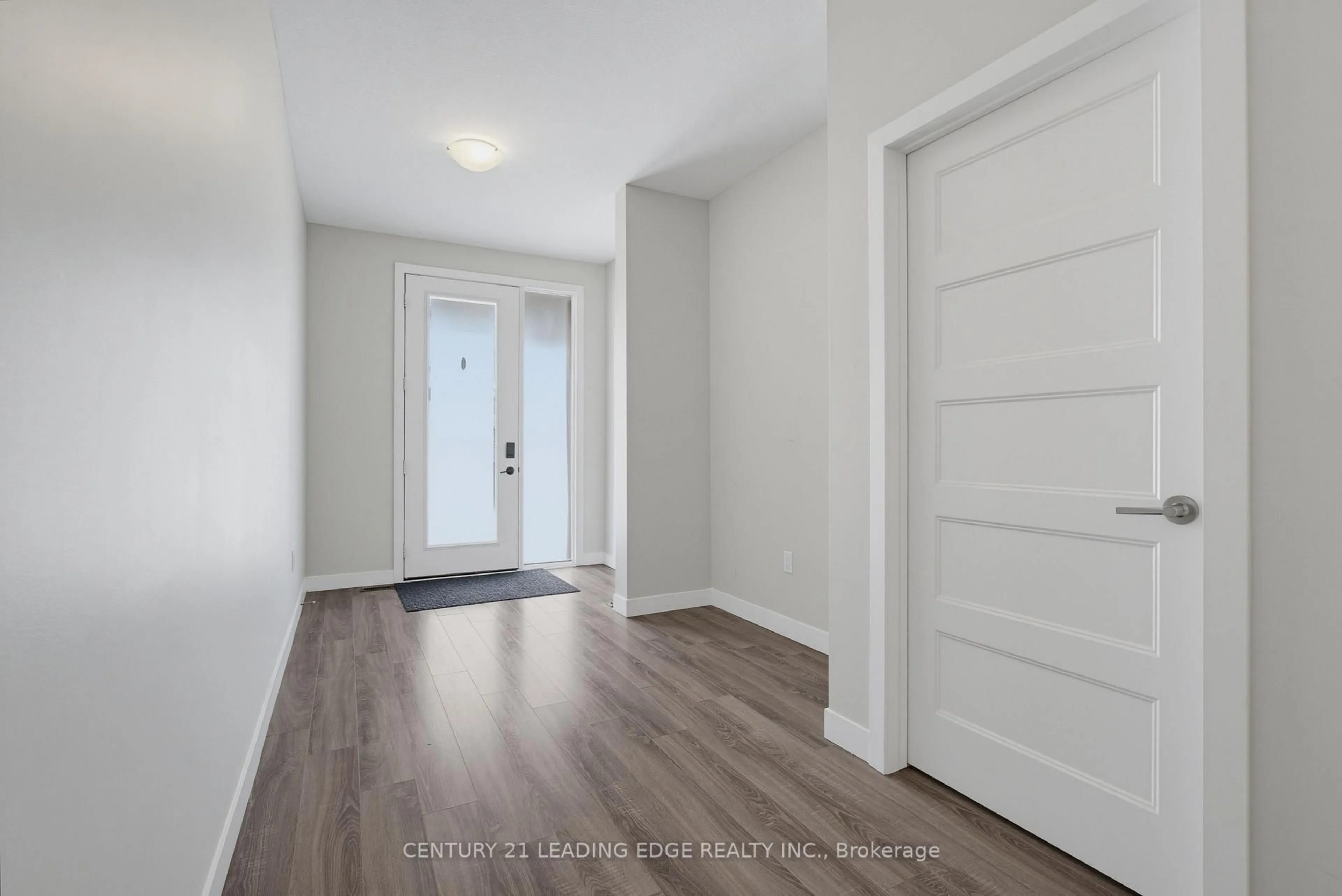 Indoor entryway for 915 Georgetown Dr, London North Ontario N6H 0J7