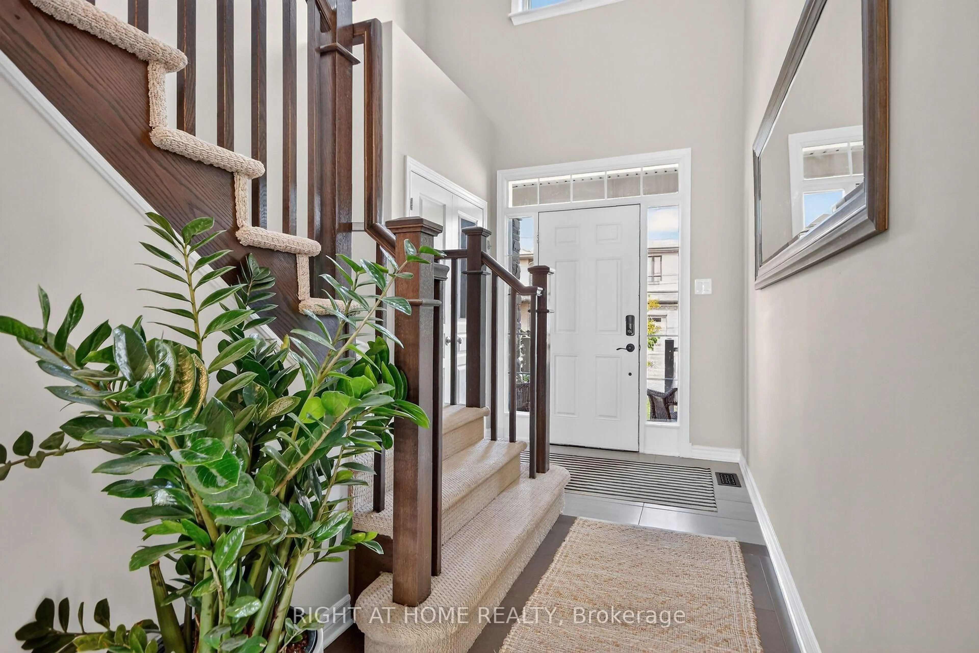 Indoor entryway for 207 Mareth Way, Ottawa Ontario K4M 0C9