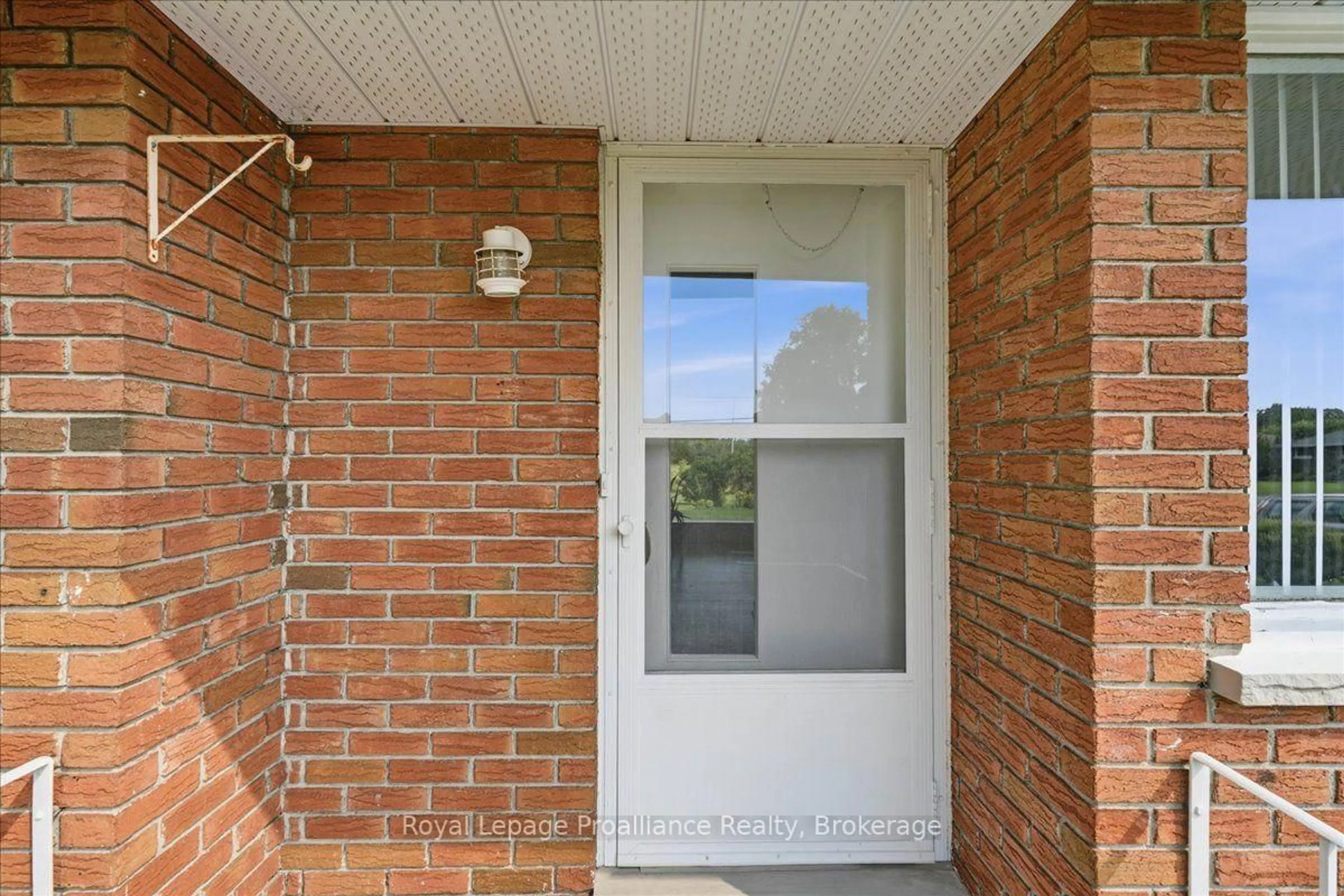 Indoor entryway for 120 Sidney Cres, Quinte West Ontario K0K 1E0