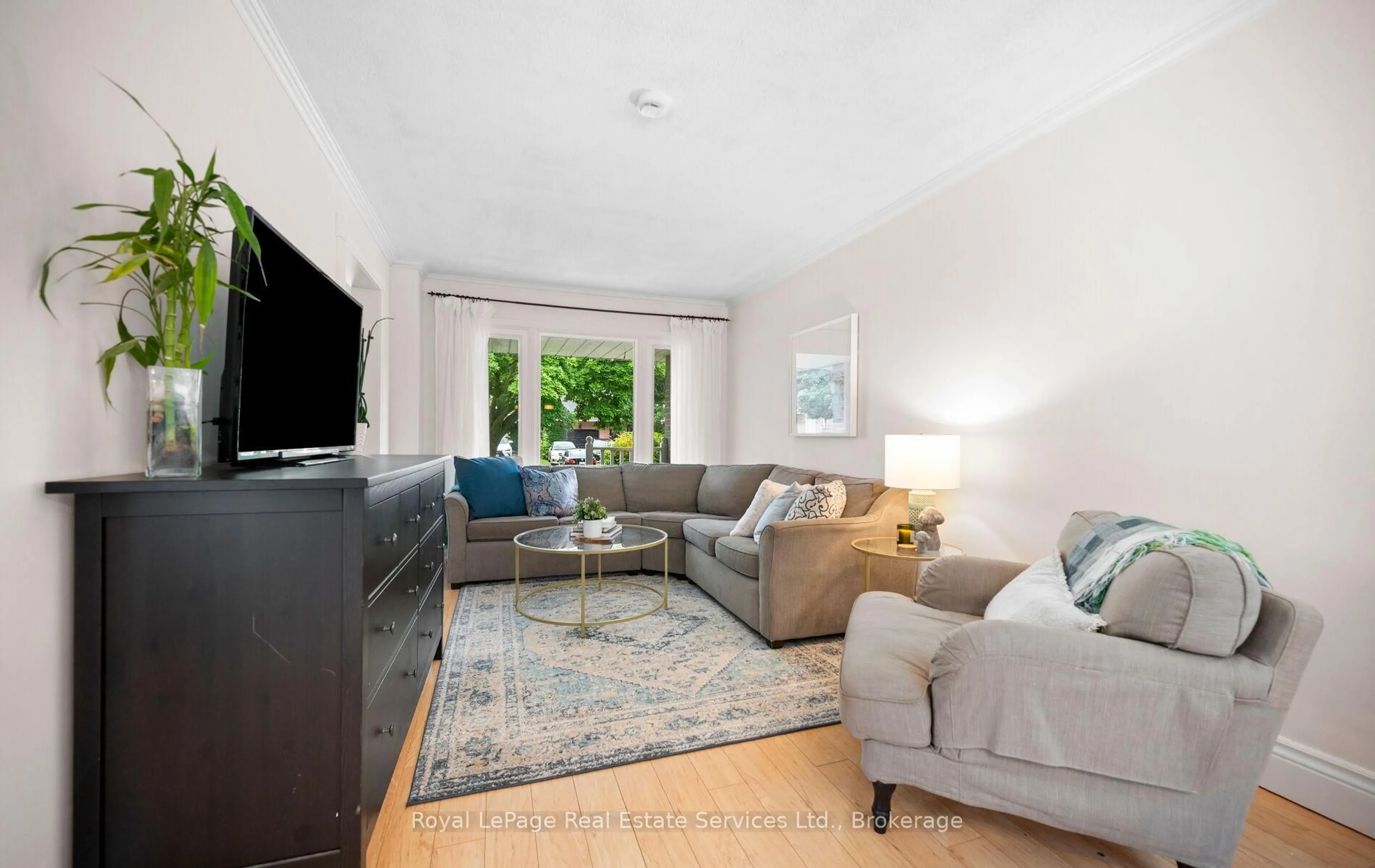 Living room with furniture, unknown for 4513 Ivy Gardens Cres, Lincoln Ontario L3J 0B3
