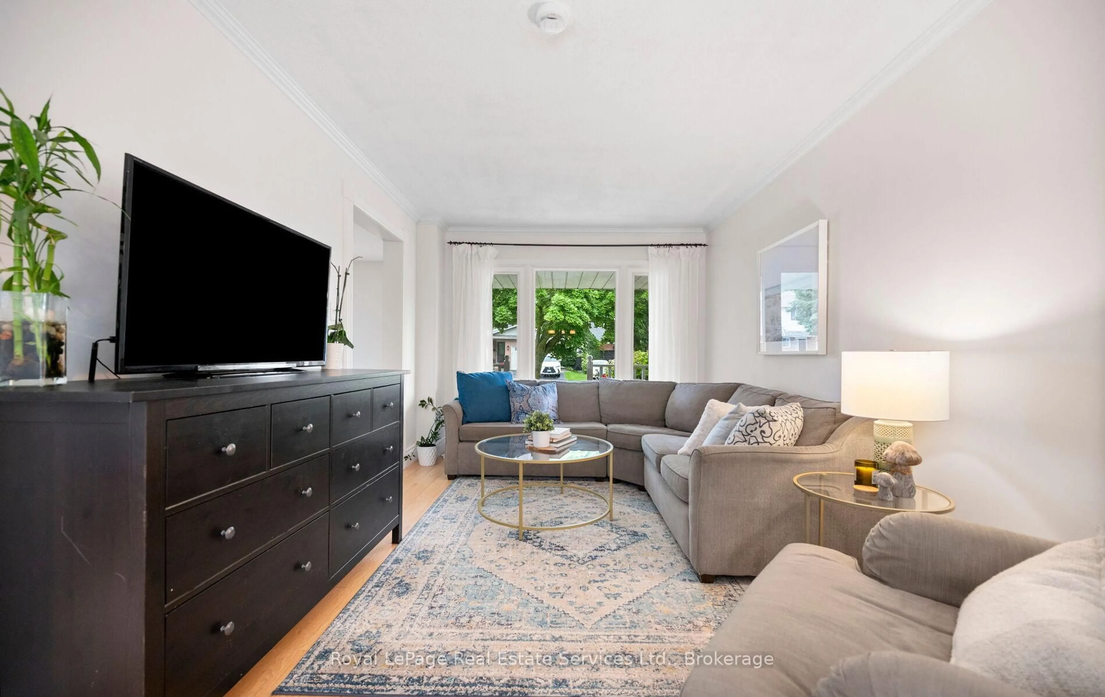 Living room with furniture, unknown for 4513 Ivy Gardens Cres, Lincoln Ontario L3J 0B3
