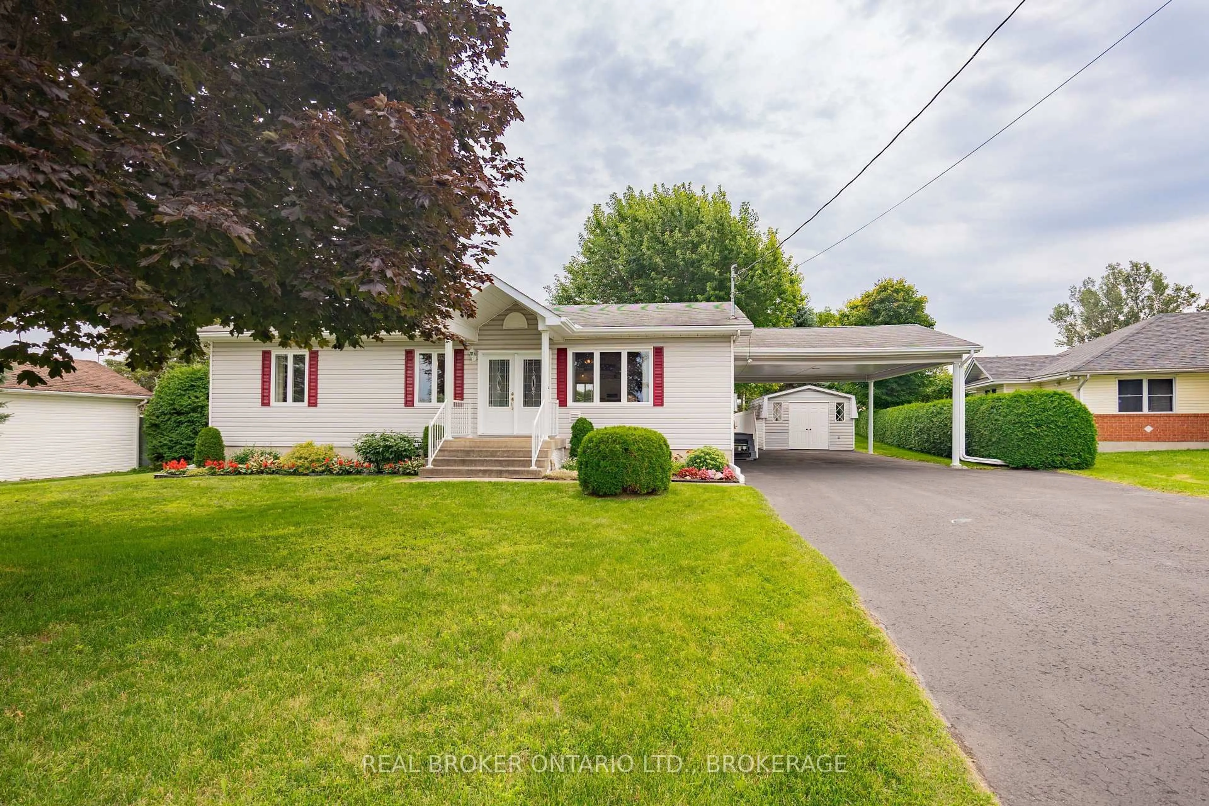 Home with vinyl exterior material, street for 20392 Roy Cres, South Glengarry Ontario K0C 1L0