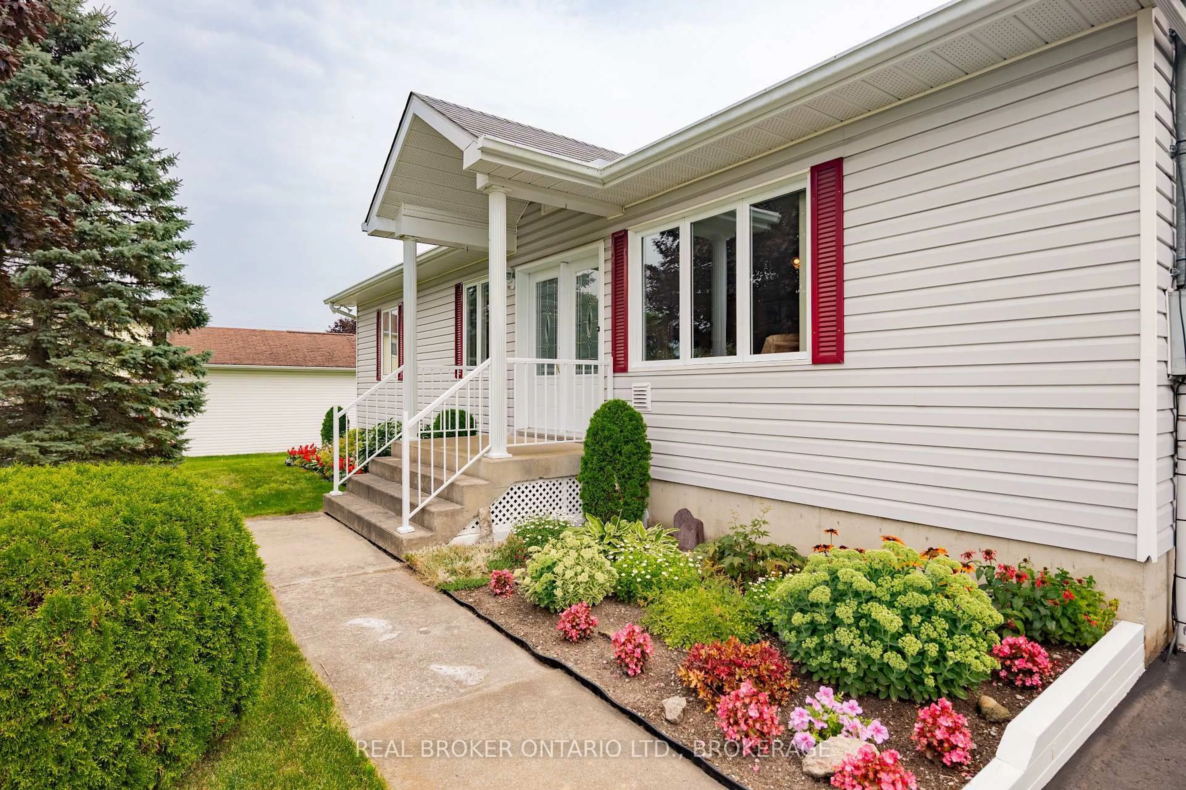 Home with vinyl exterior material, street for 20392 Roy Cres, South Glengarry Ontario K0C 1L0