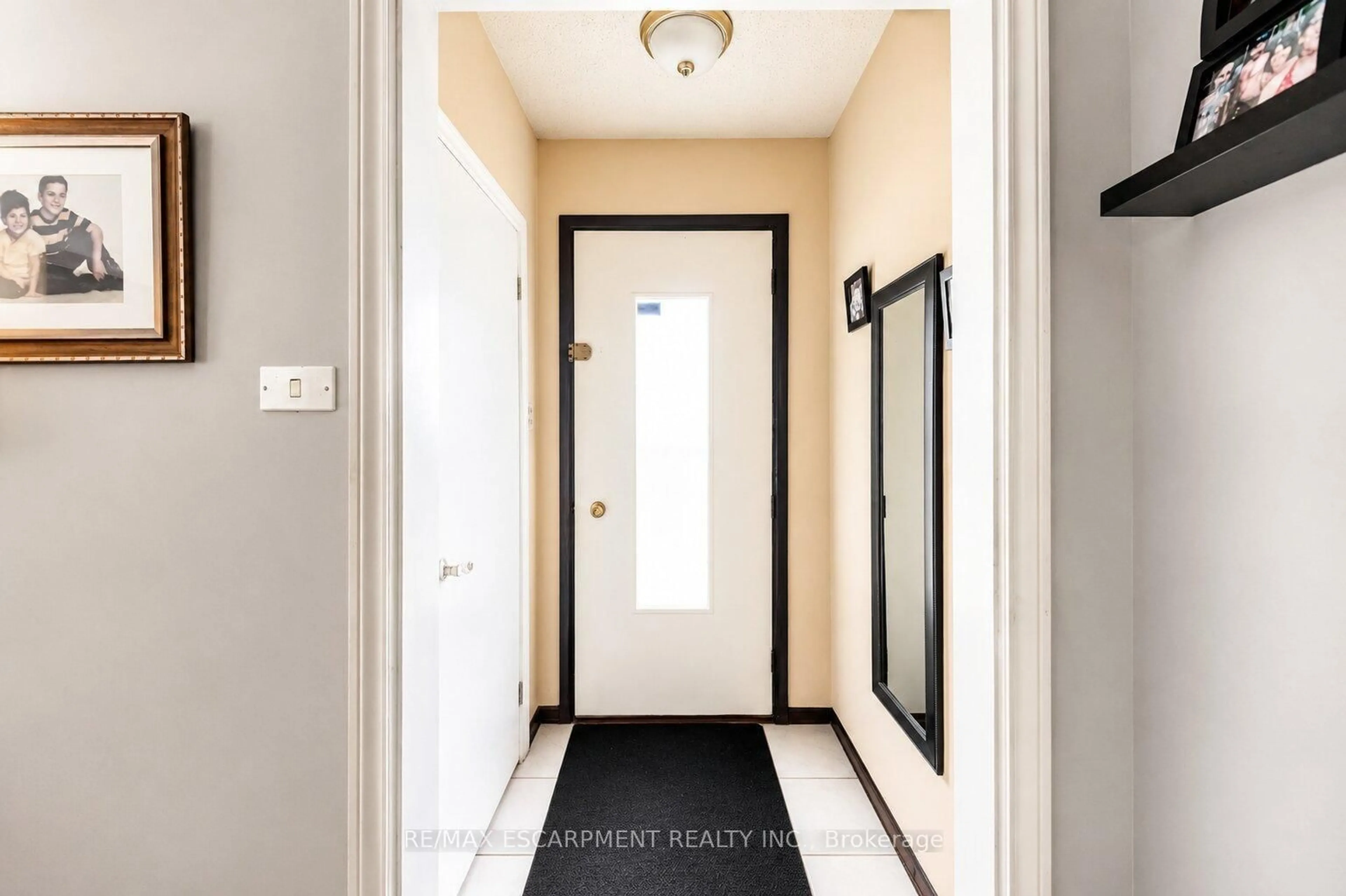 Indoor entryway for 120 Stone Church Rd, Hamilton Ontario L9B 1A3