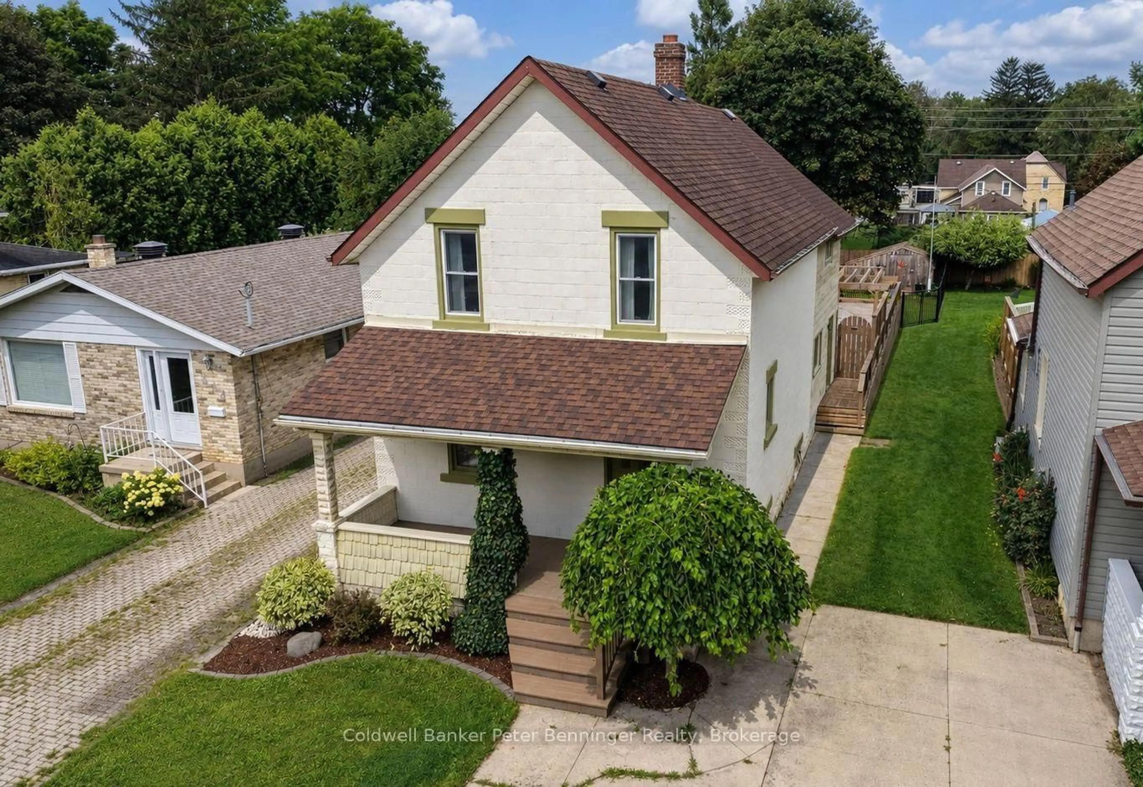 A pic from outside/outdoor area/front of a property/back of a property/a pic from drone, street for 618 8th Ave, Hanover Ontario N4N 2L3
