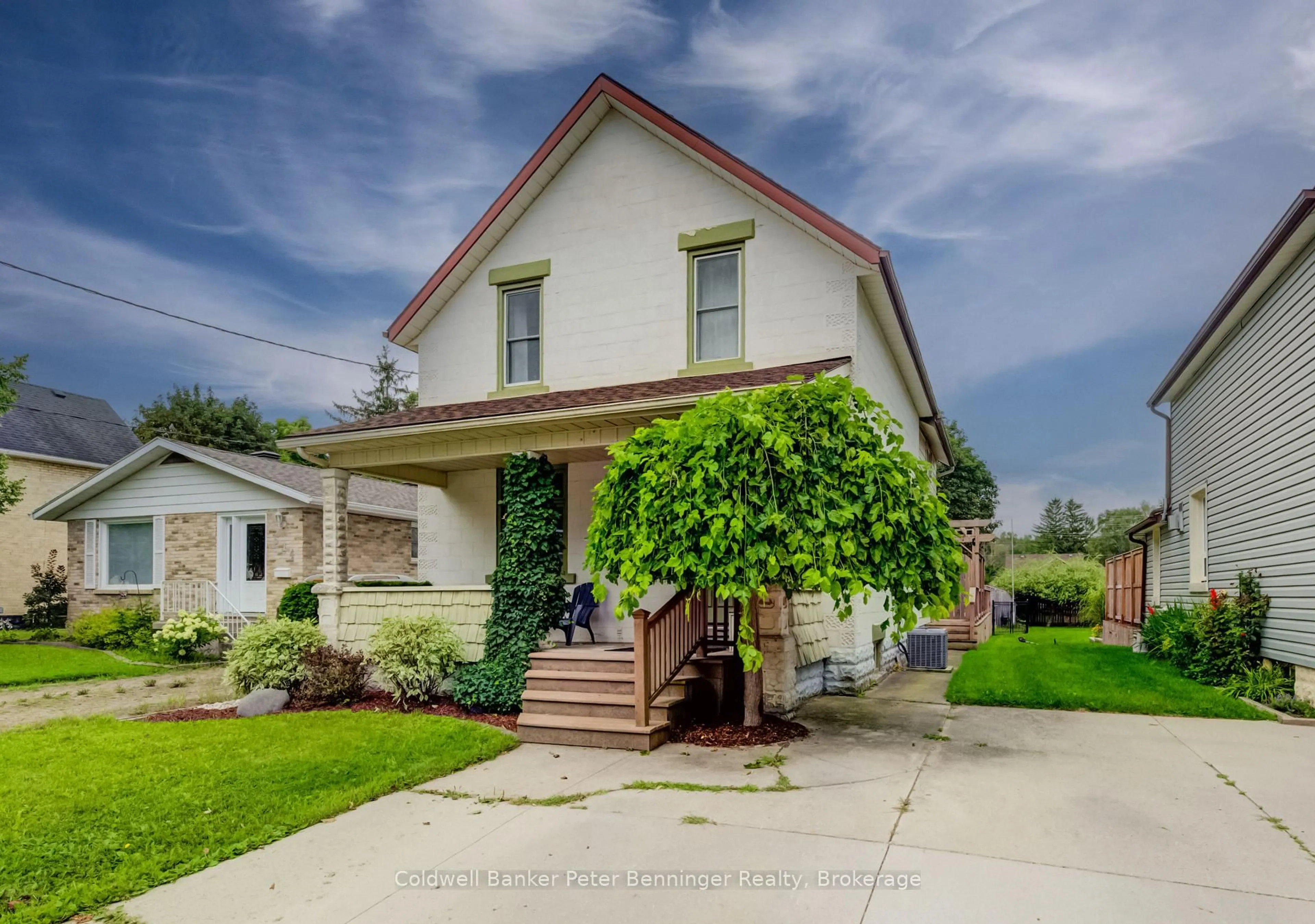 A pic from outside/outdoor area/front of a property/back of a property/a pic from drone, street for 618 8th Ave, Hanover Ontario N4N 2L3