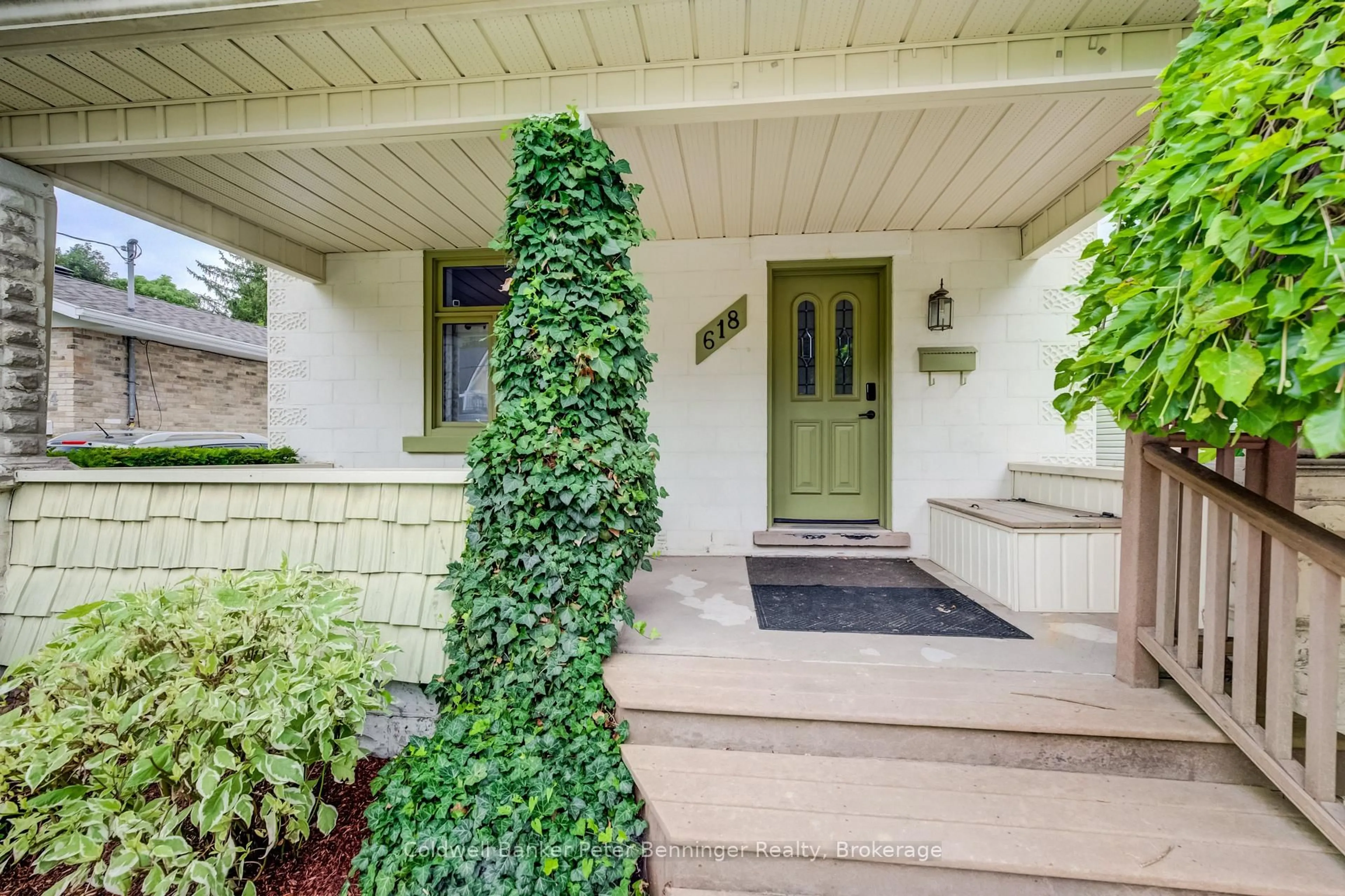 Indoor entryway for 618 8th Ave, Hanover Ontario N4N 2L3