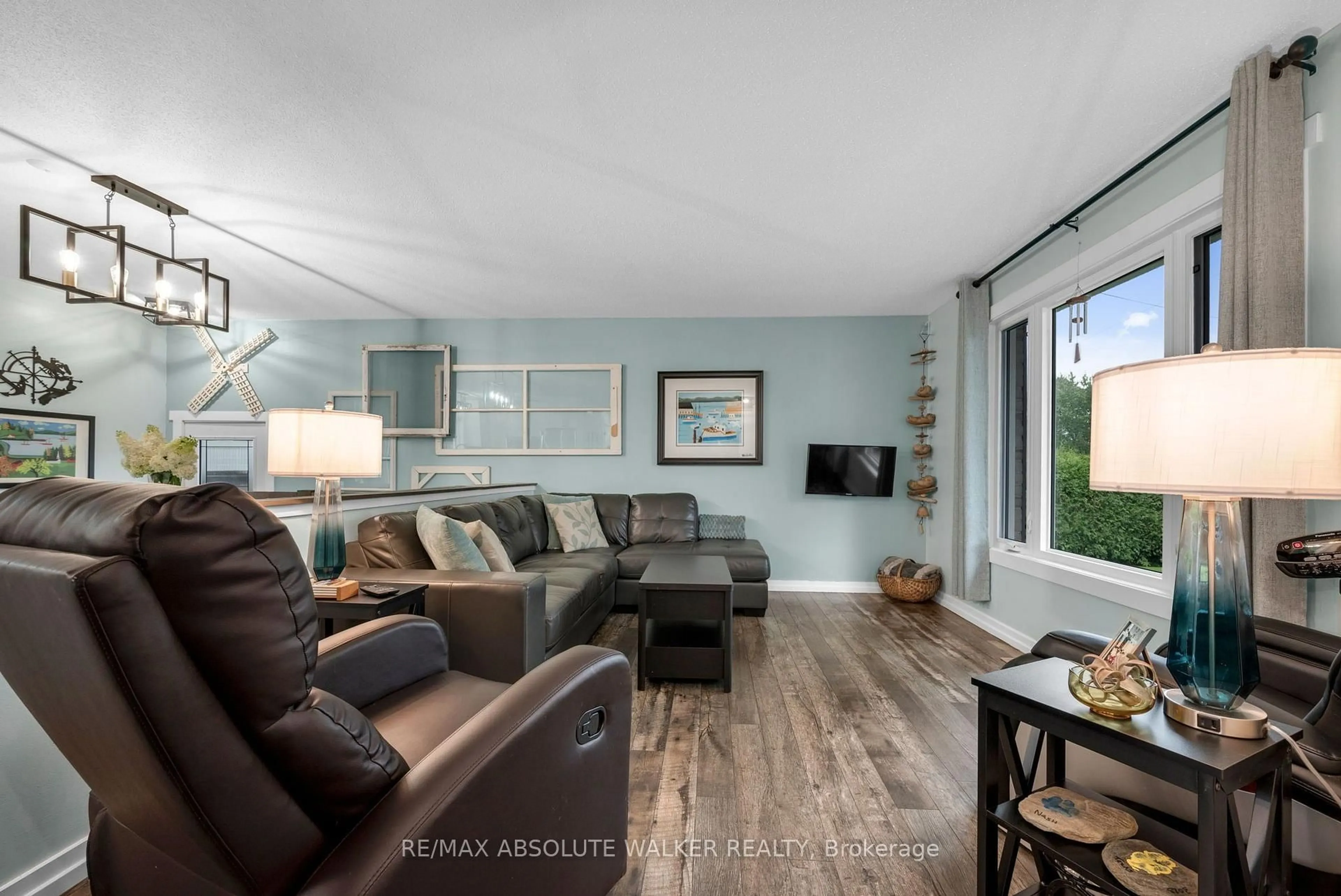 Living room with furniture, unknown for 331 Wolfe Cres, Clarence-Rockland Ontario K4K 1K7