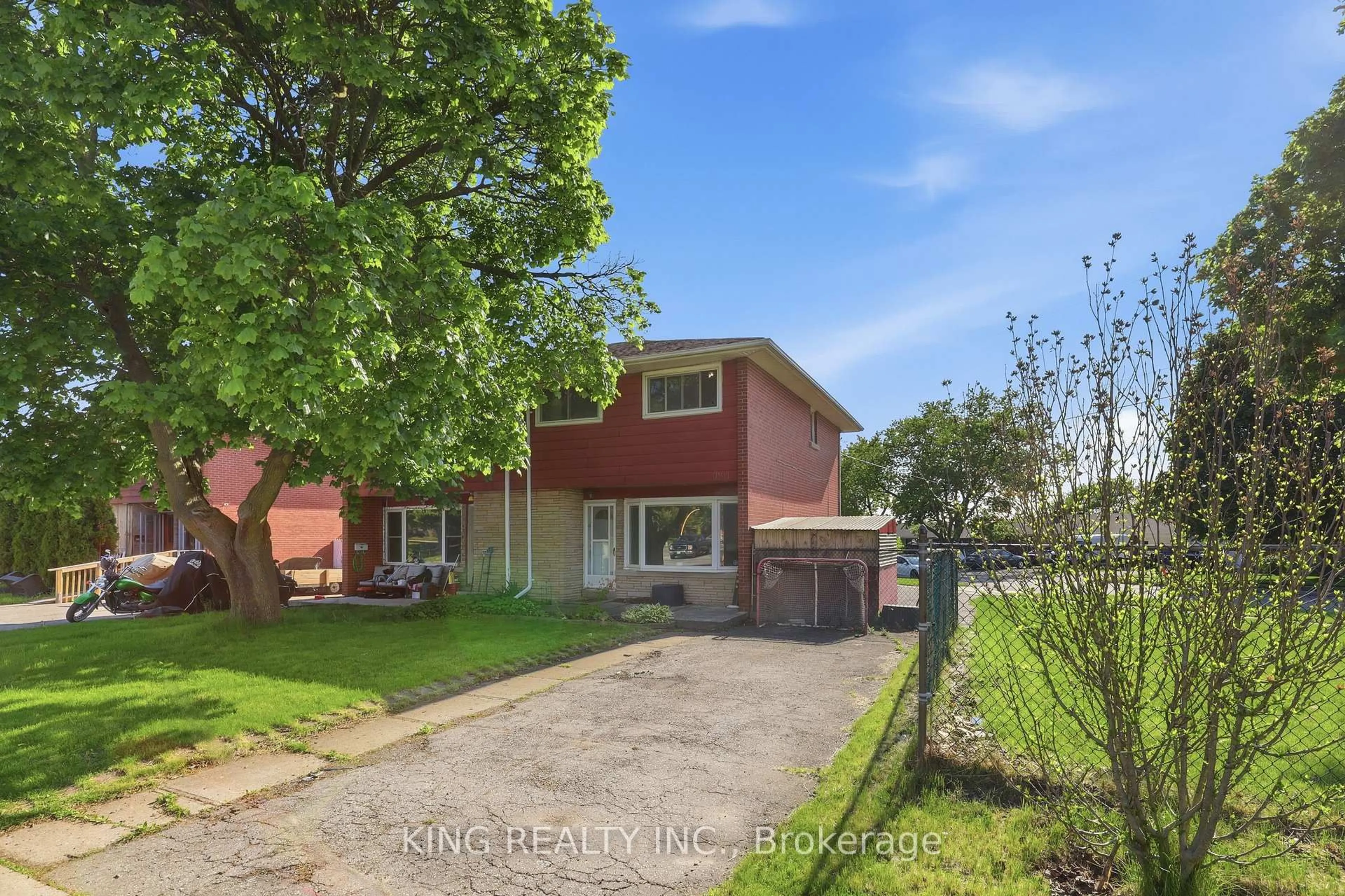 A pic from outside/outdoor area/front of a property/back of a property/a pic from drone, street for 920 Concession Rd, Cambridge Ontario N3H 4L6