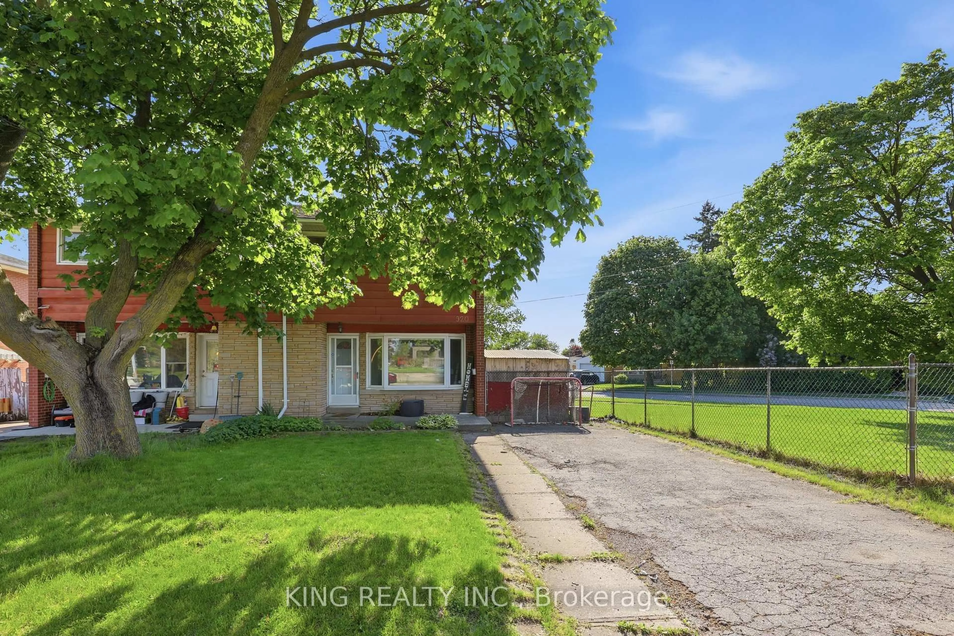 A pic from outside/outdoor area/front of a property/back of a property/a pic from drone, street for 920 Concession Rd, Cambridge Ontario N3H 4L6