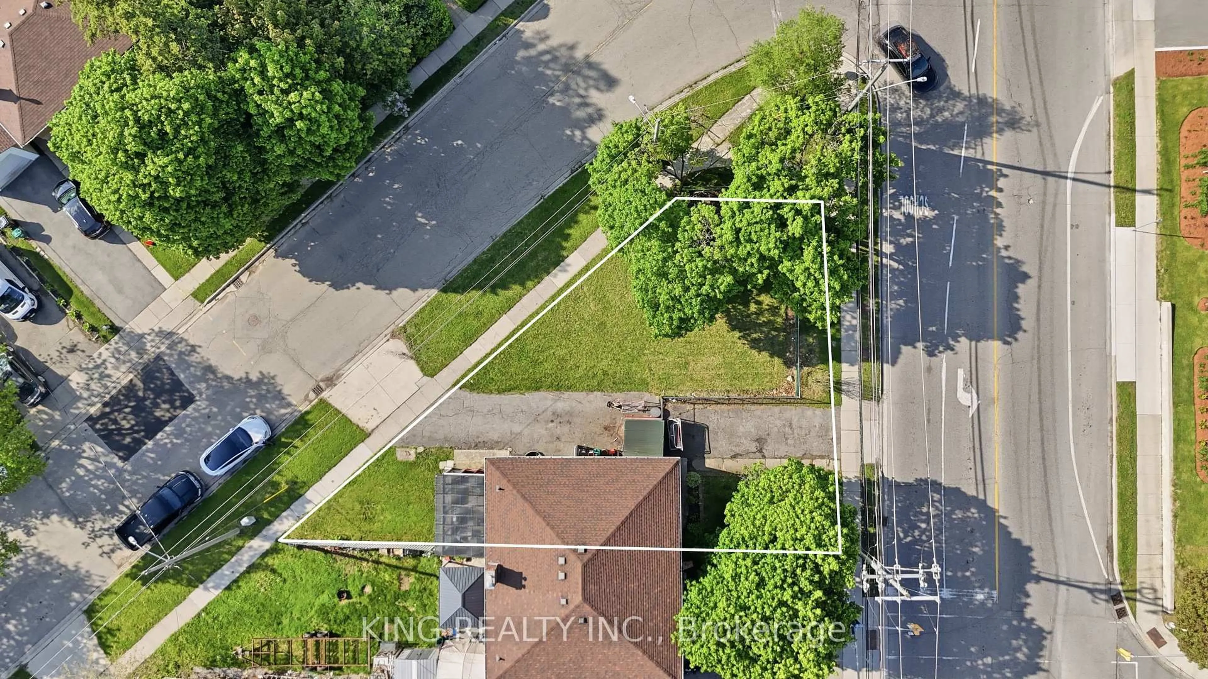 A pic from outside/outdoor area/front of a property/back of a property/a pic from drone, street for 920 Concession Rd, Cambridge Ontario N3H 4L6