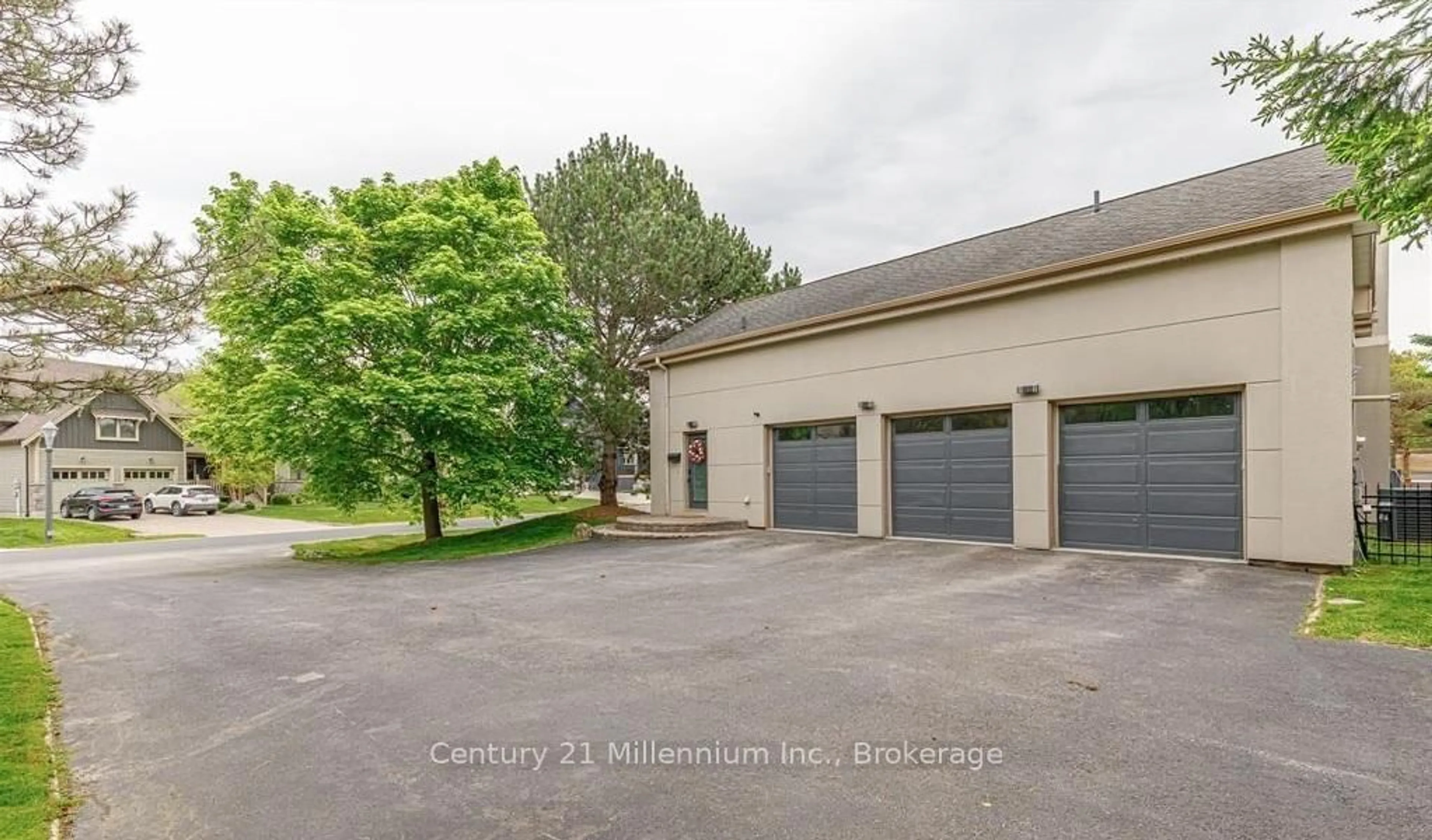 Indoor garage for 160 Grand Cypress Lane, Blue Mountains Ontario L9Y 0K8
