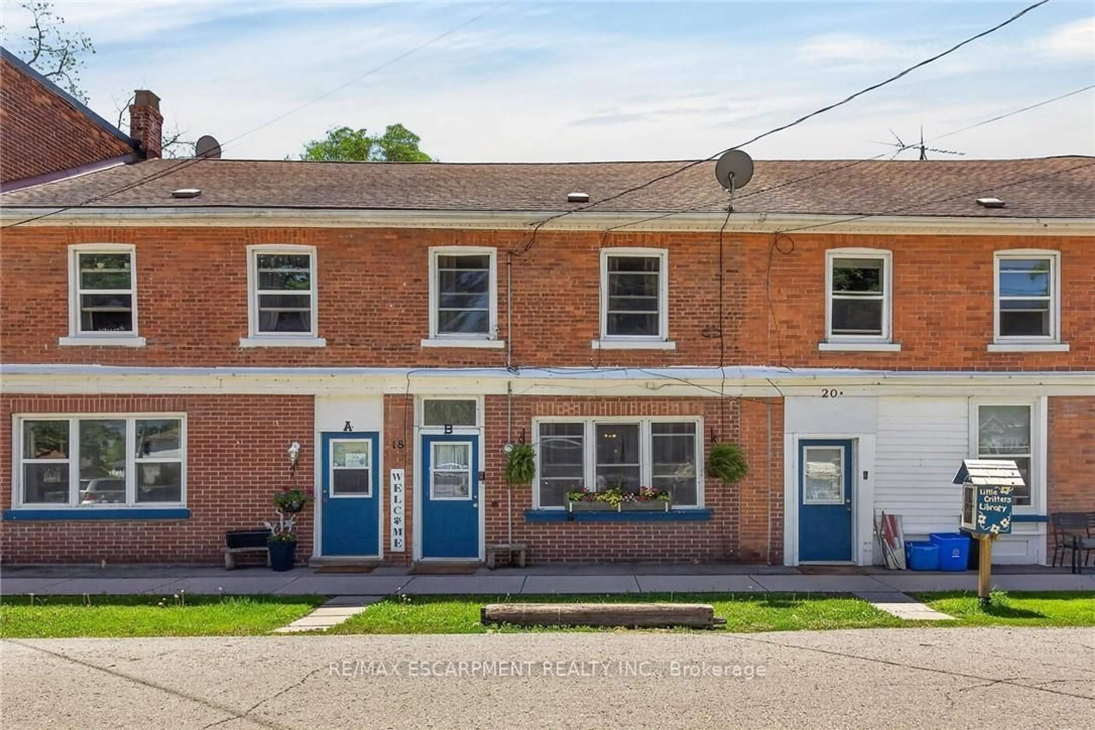 A pic from outside/outdoor area/front of a property/back of a property/a pic from drone, street for 18 King St #A&B, Haldimand Ontario N0A 1E0