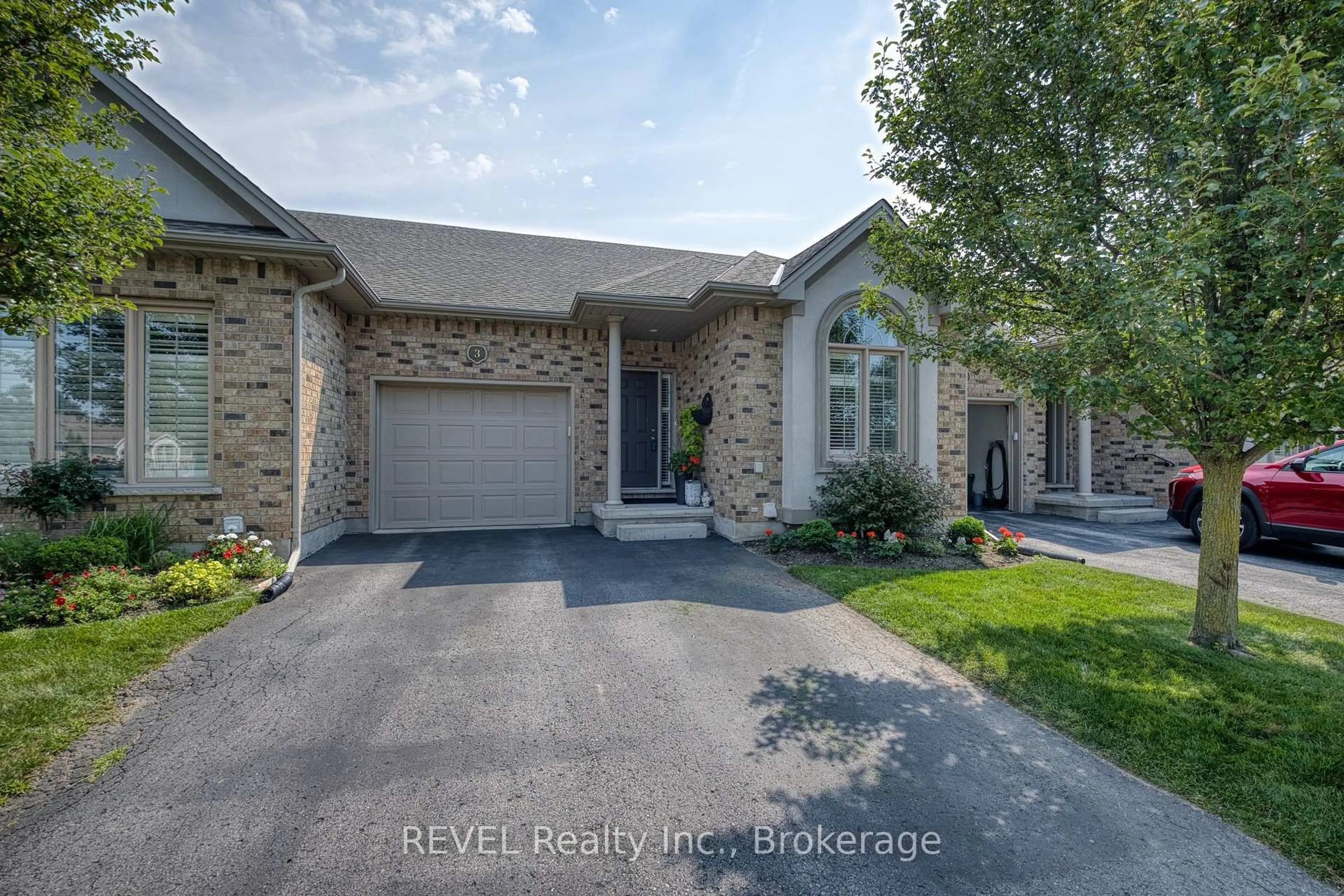 A pic from outside/outdoor area/front of a property/back of a property/a pic from drone, street for 4399 Montrose Rd #3, Niagara Falls Ontario L2H 1K1