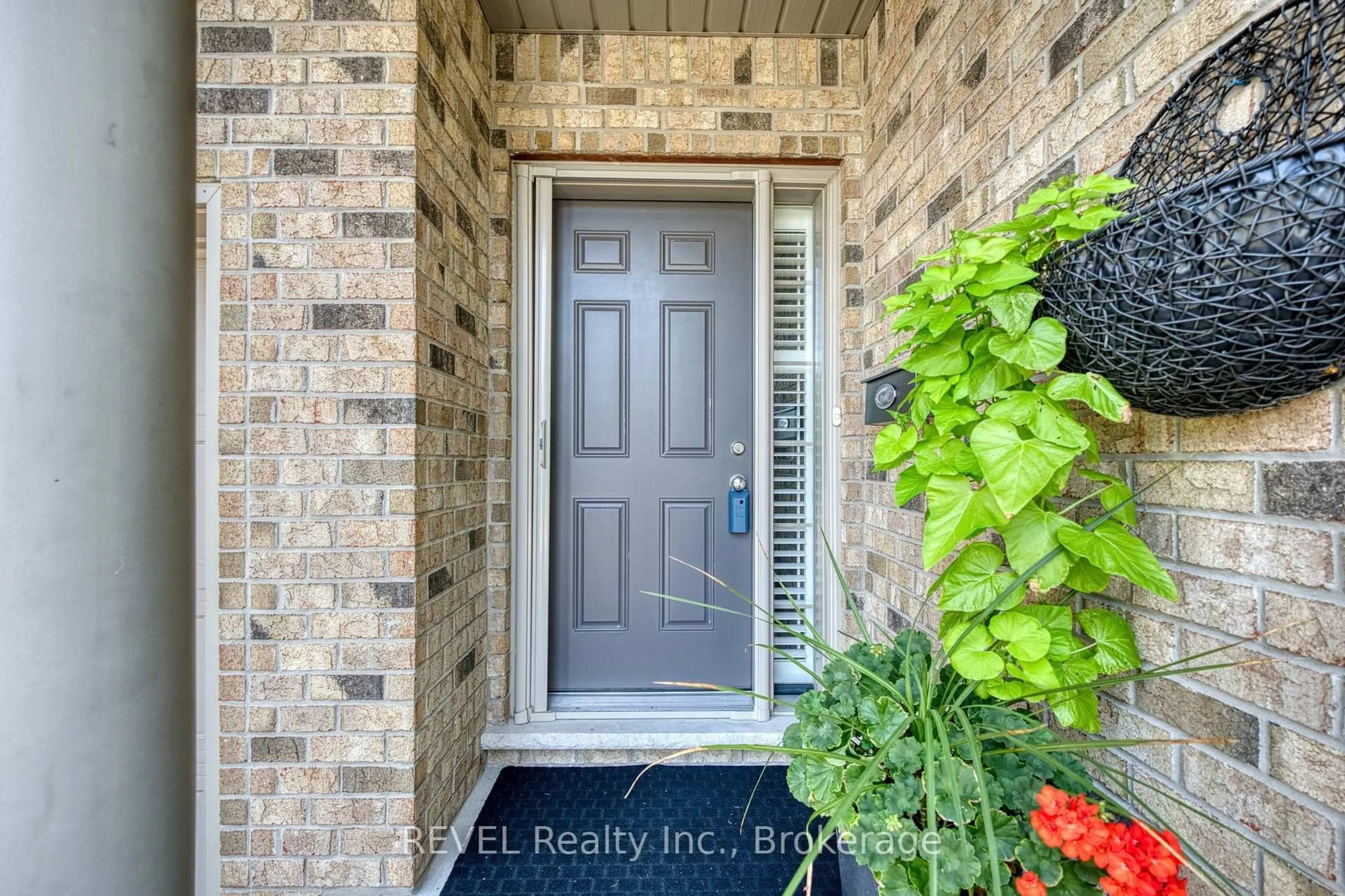 Indoor entryway for 4399 Montrose Rd #3, Niagara Falls Ontario L2H 1K1