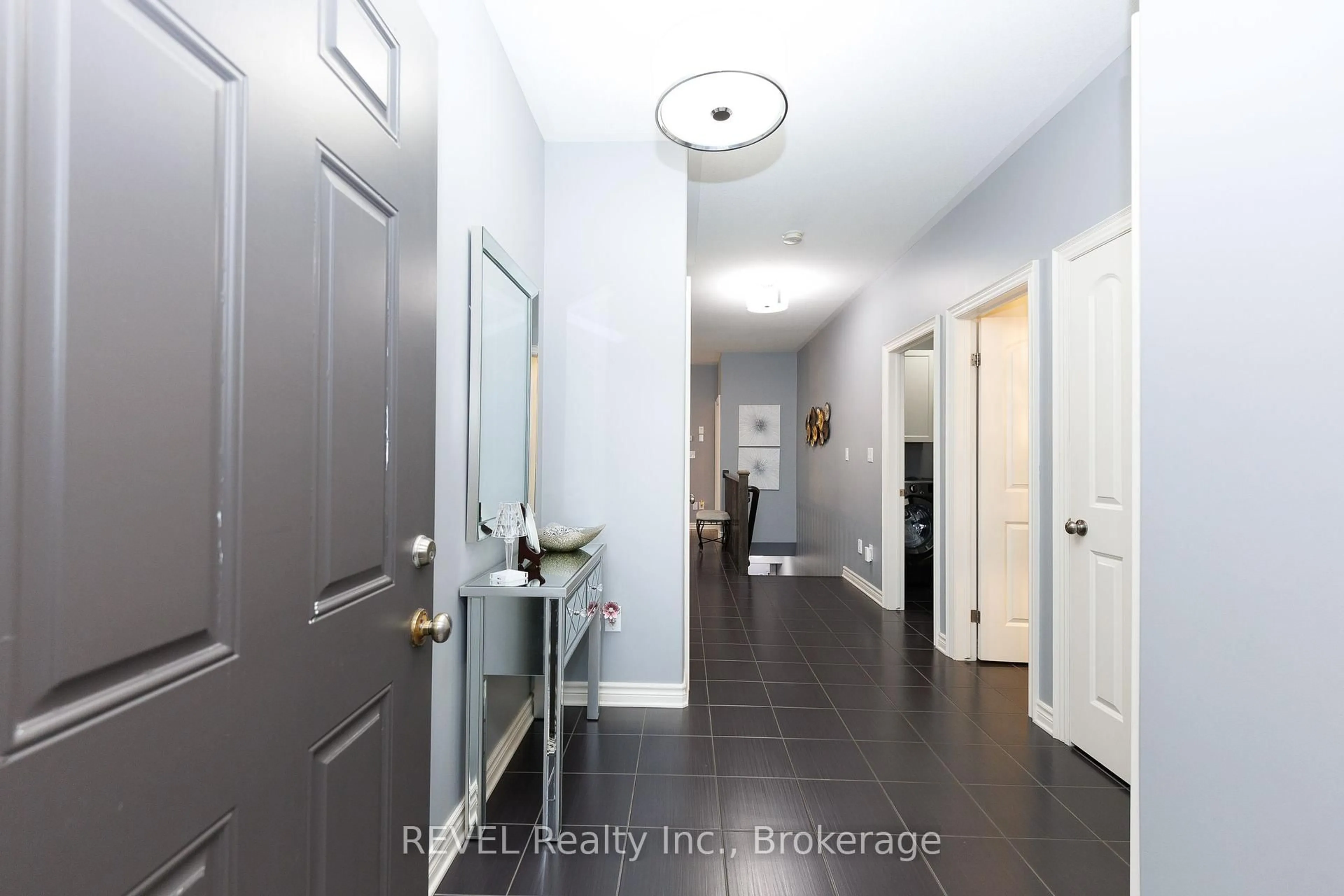 Indoor entryway for 4399 Montrose Rd #3, Niagara Falls Ontario L2H 1K1