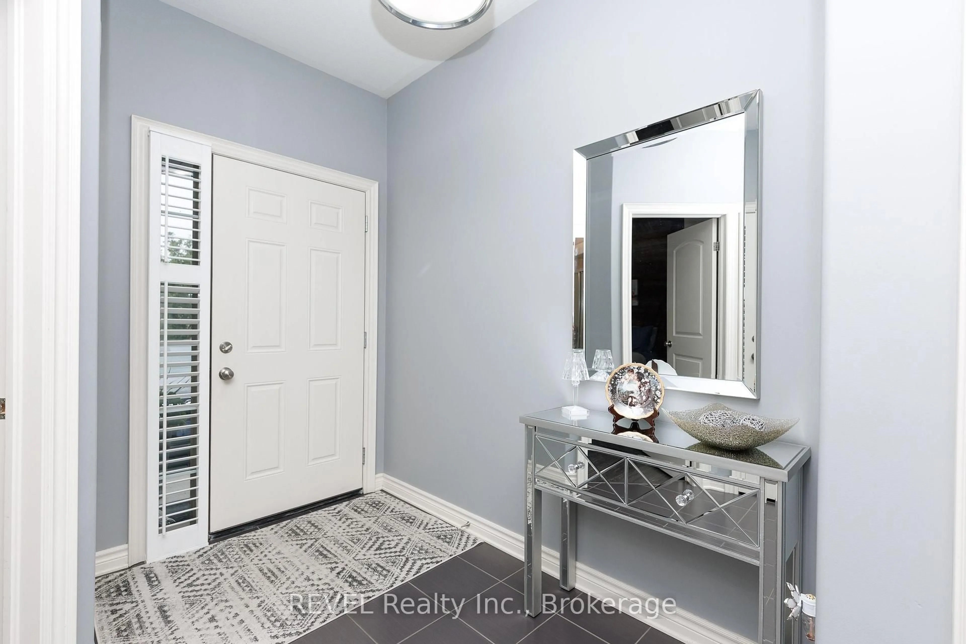 Indoor entryway for 4399 Montrose Rd #3, Niagara Falls Ontario L2H 1K1
