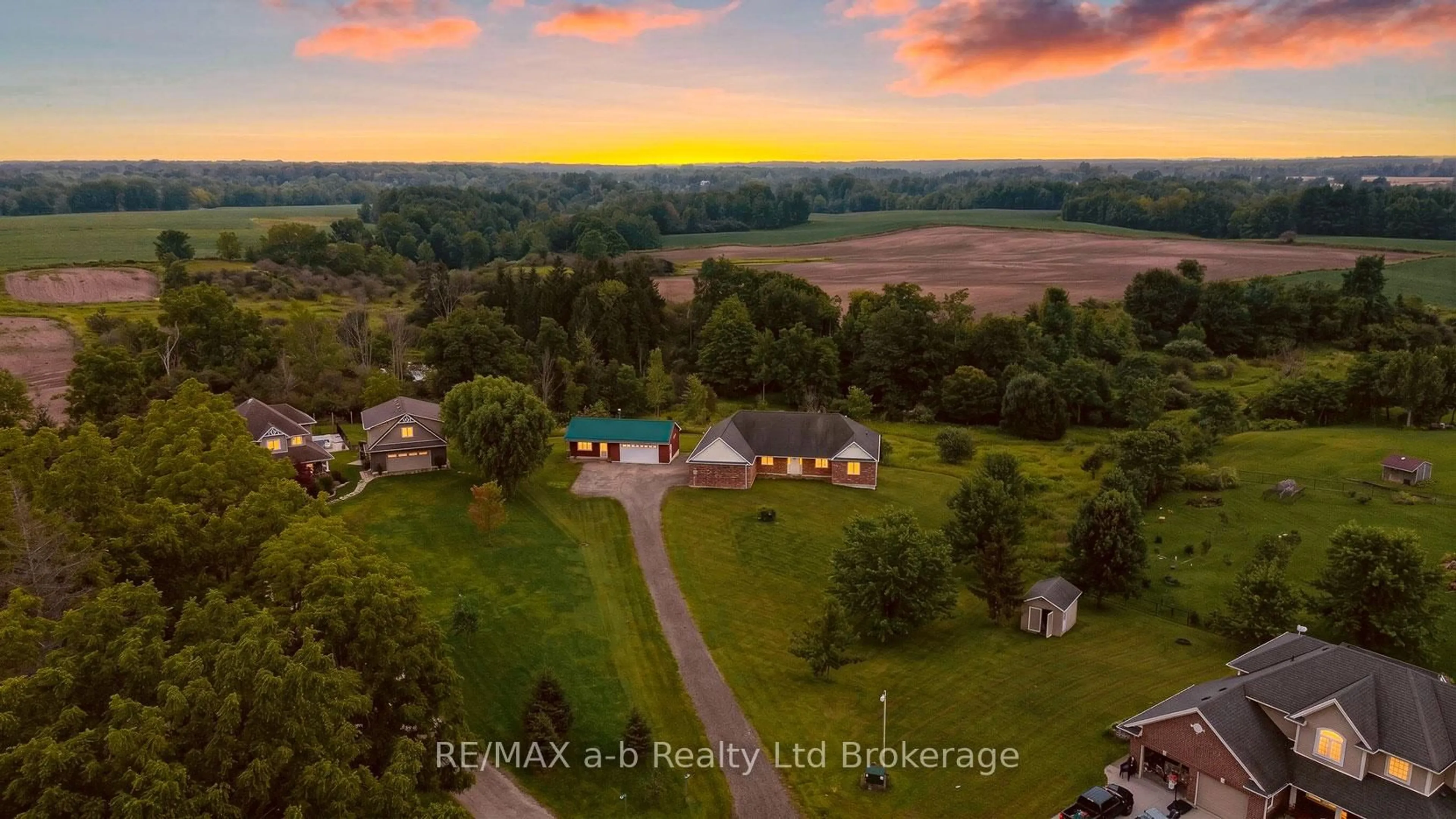 A pic from outside/outdoor area/front of a property/back of a property/a pic from drone, unknown for 8827 Prince St, Dutton/Dunwich Ontario N0L 1P0