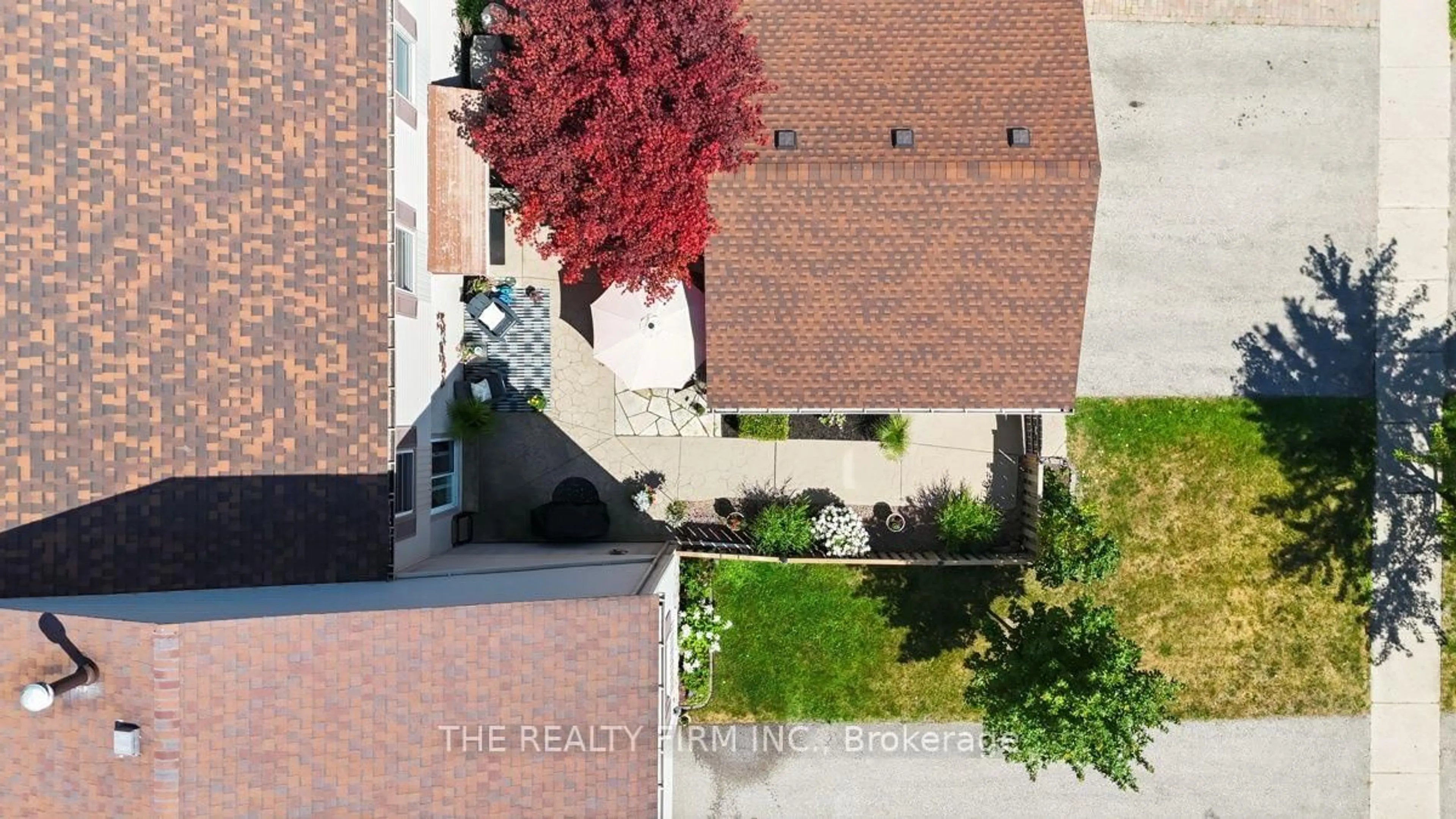A pic from outside/outdoor area/front of a property/back of a property/a pic from drone, unknown for 905 Dalhousie Dr, London South Ontario N6K 1M8