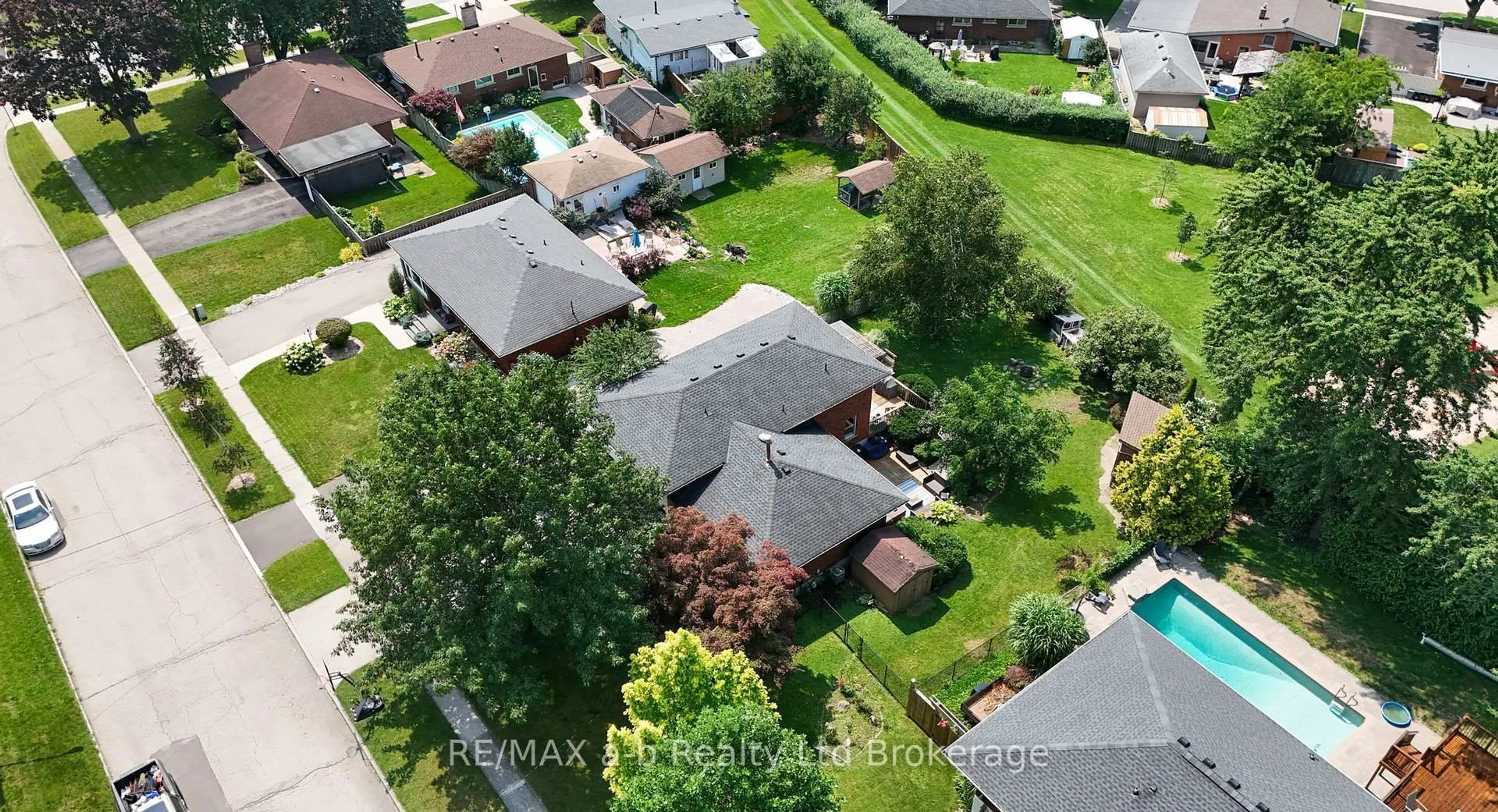 A pic from outside/outdoor area/front of a property/back of a property/a pic from drone, street for 269 Ferncrest Rd, Woodstock Ontario N4S 7S6