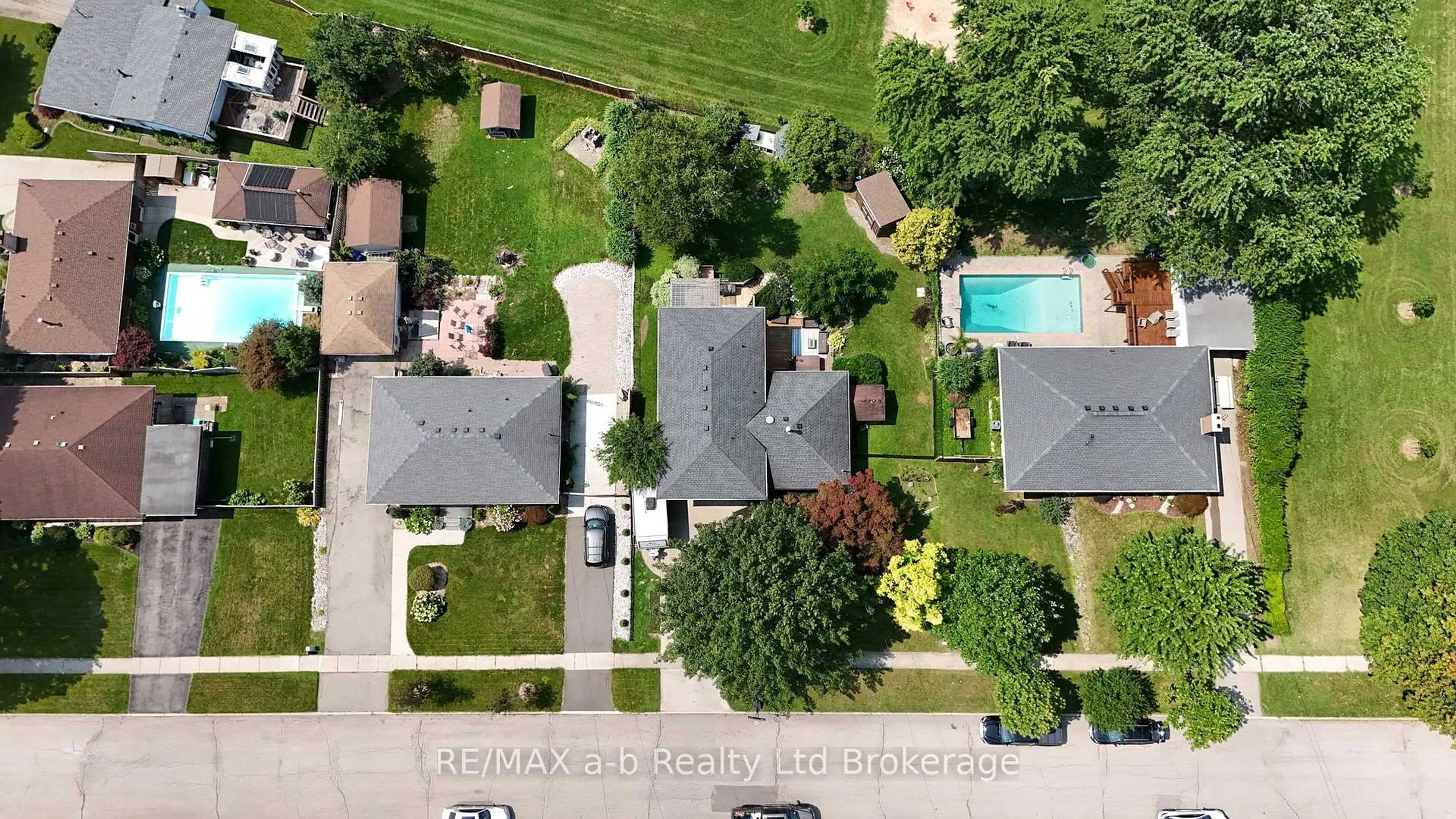 A pic from outside/outdoor area/front of a property/back of a property/a pic from drone, street for 269 Ferncrest Rd, Woodstock Ontario N4S 7S6