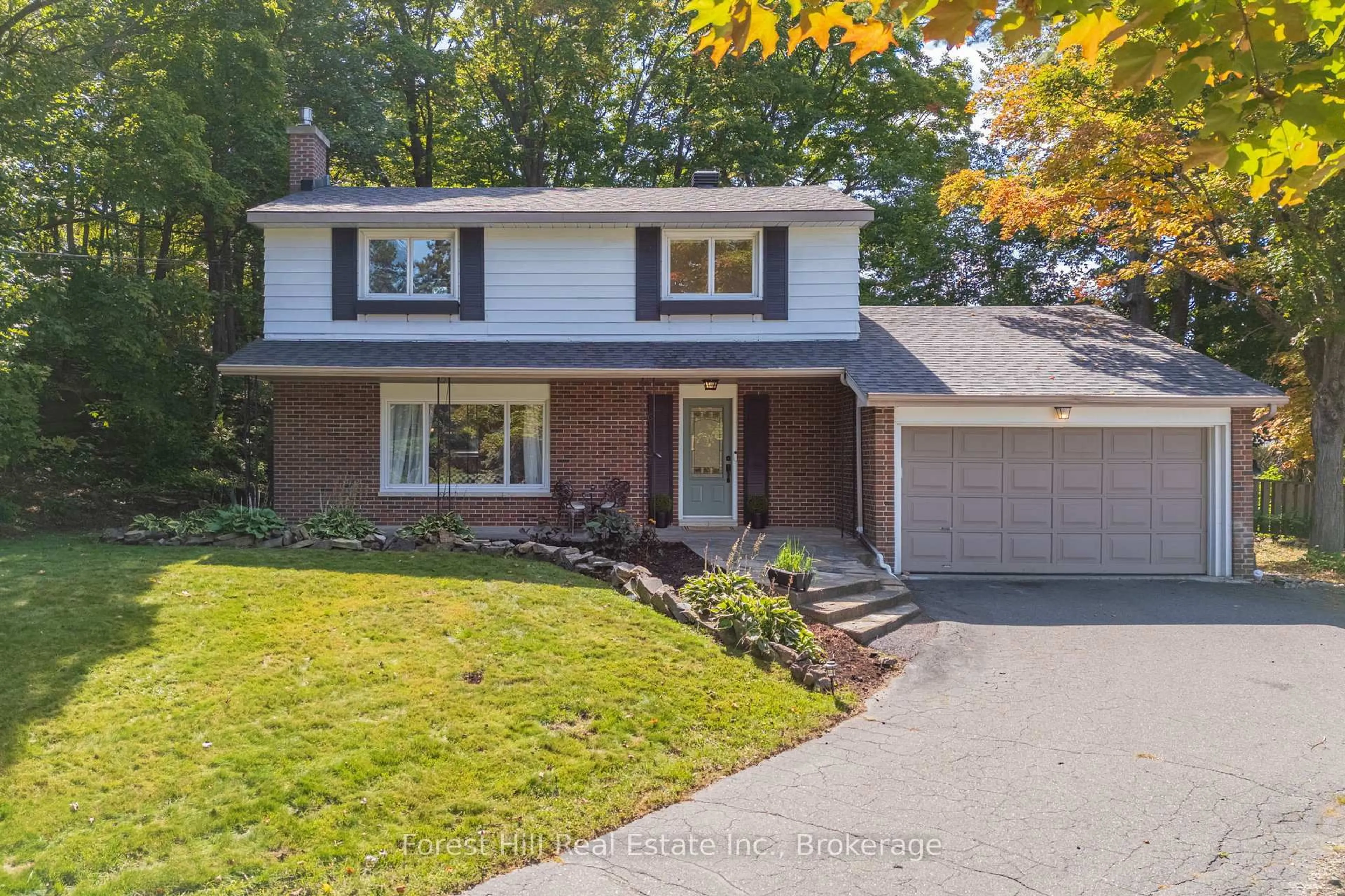 Home with vinyl exterior material, street for 1 Maplecrest Crt, Huntsville Ontario P1H 1G2