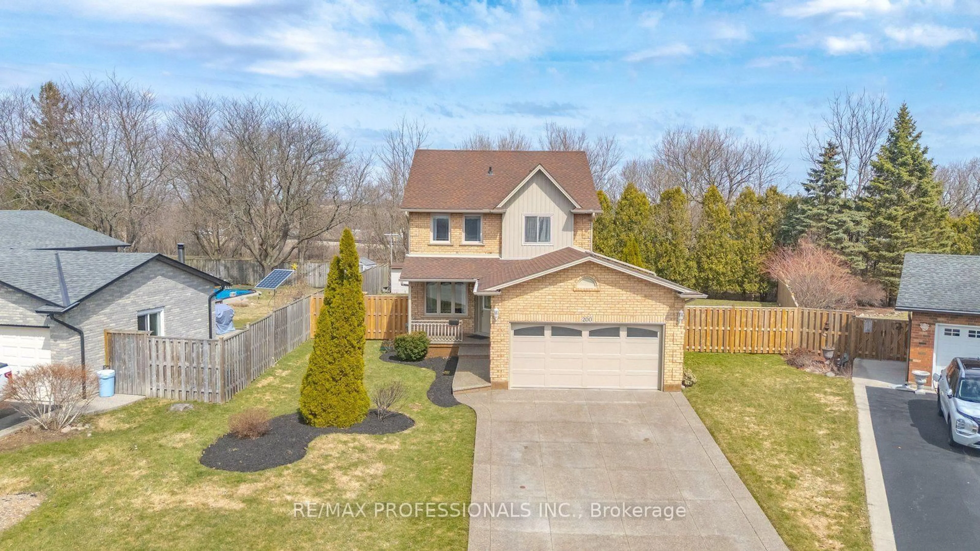 A pic from outside/outdoor area/front of a property/back of a property/a pic from drone, water/lake/river/ocean view for 200 Morrison Dr, Haldimand Ontario N3W 1A8
