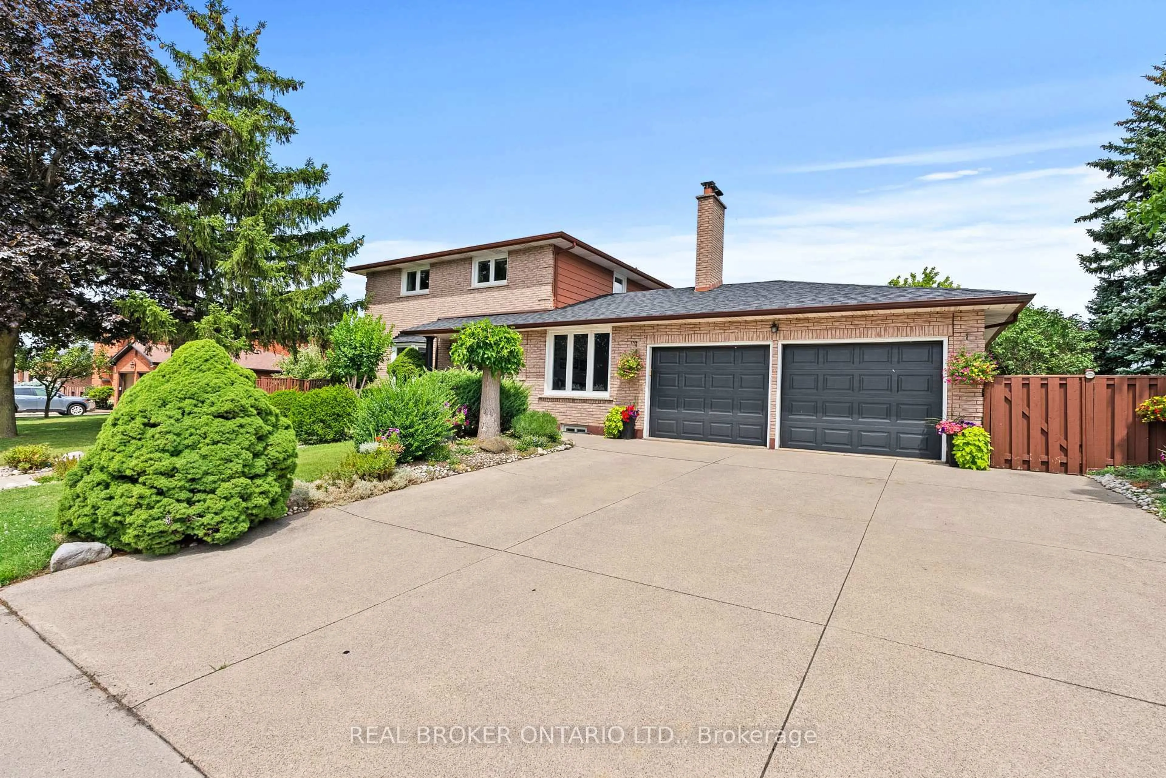 A pic from outside/outdoor area/front of a property/back of a property/a pic from drone, street for 87 Monte Dr, Hamilton Ontario L8G 4M4