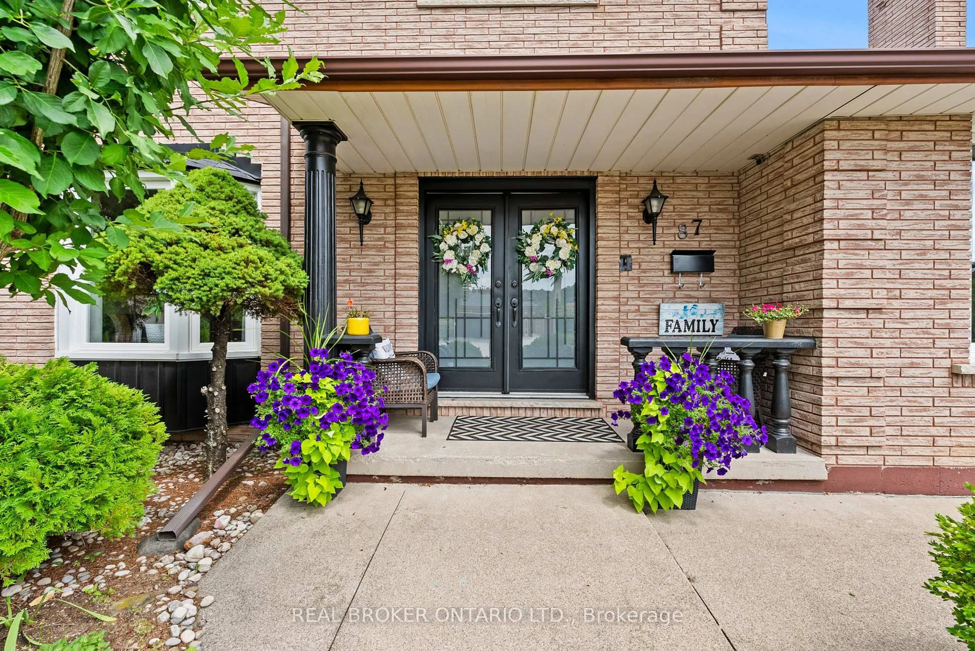 Indoor entryway for 87 Monte Dr, Hamilton Ontario L8G 4M4