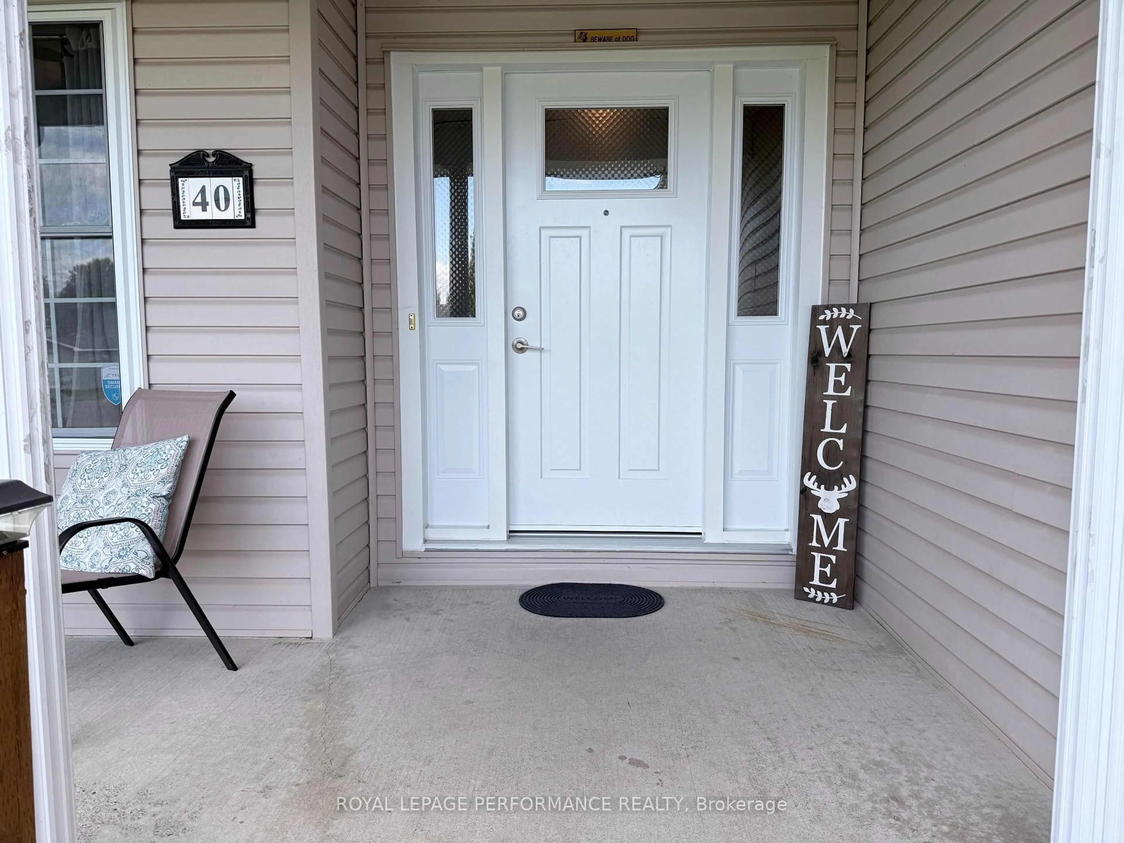 Indoor entryway for 40 Lori Lane, North Dundas Ontario K0C 2H0