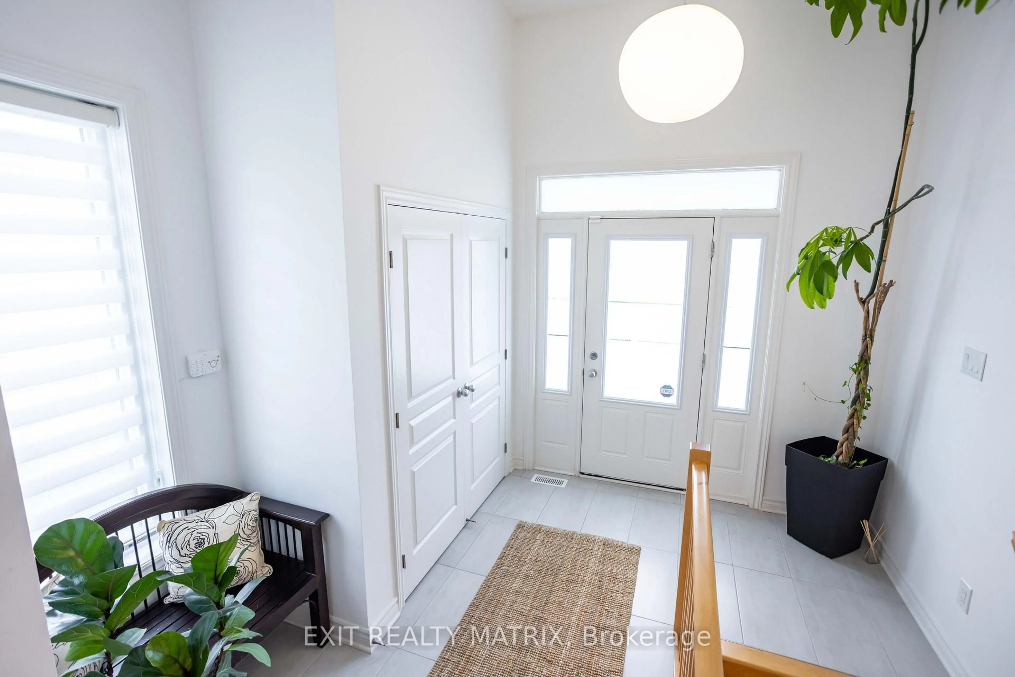 Indoor entryway for 865 Cologne St, Russell Ontario K0A 1W0