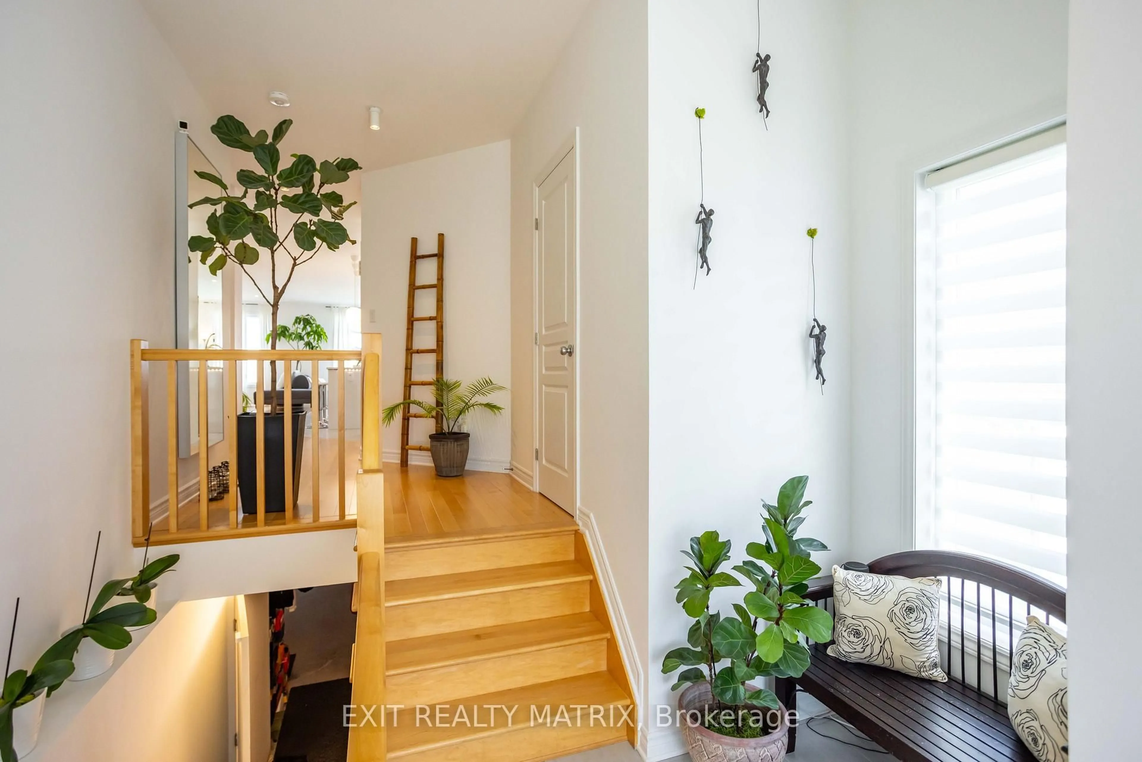 Indoor entryway for 865 Cologne St, Russell Ontario K0A 1W0