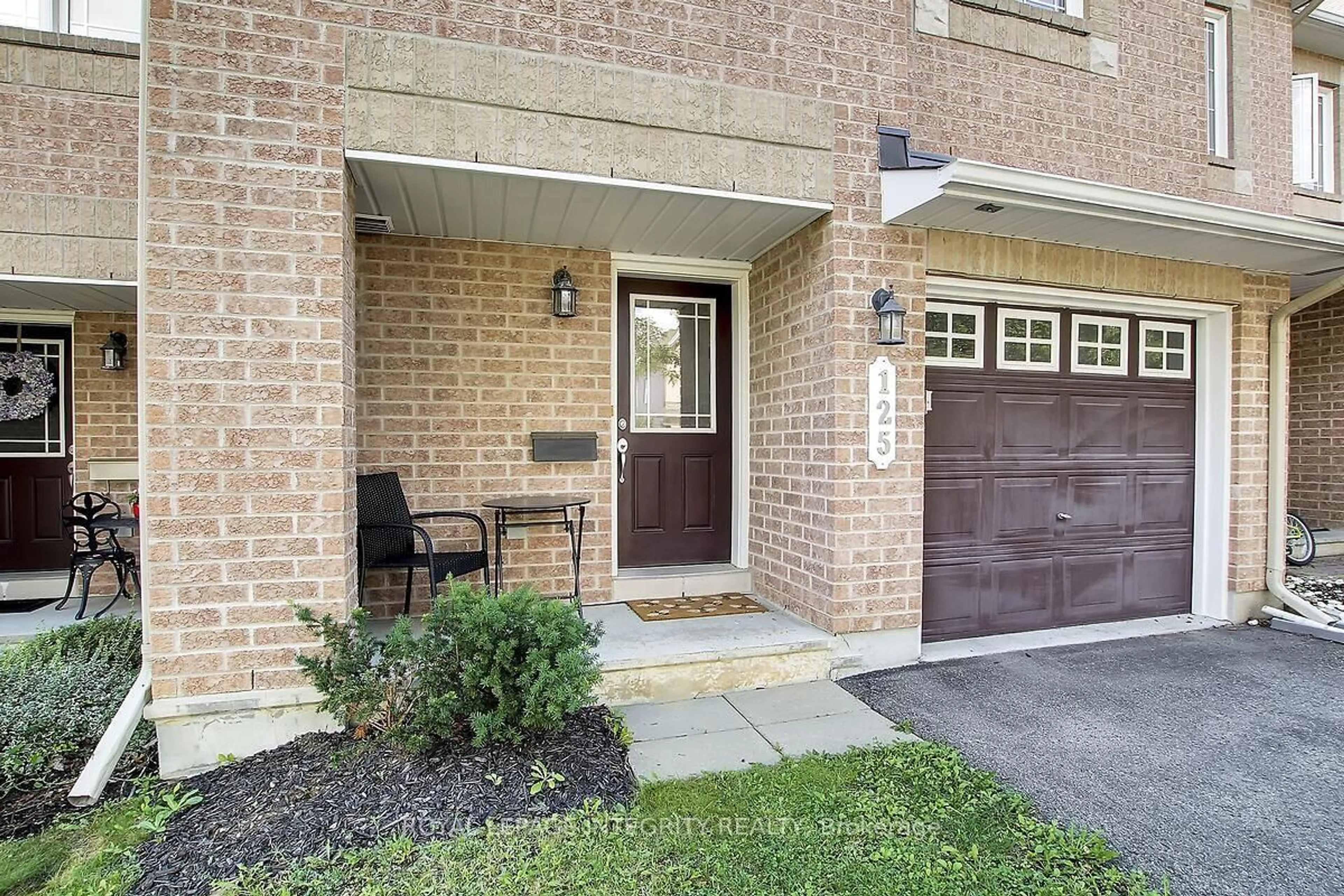 Indoor entryway for 125 Woodmill Terr, Ottawa Ontario K2K 0B8