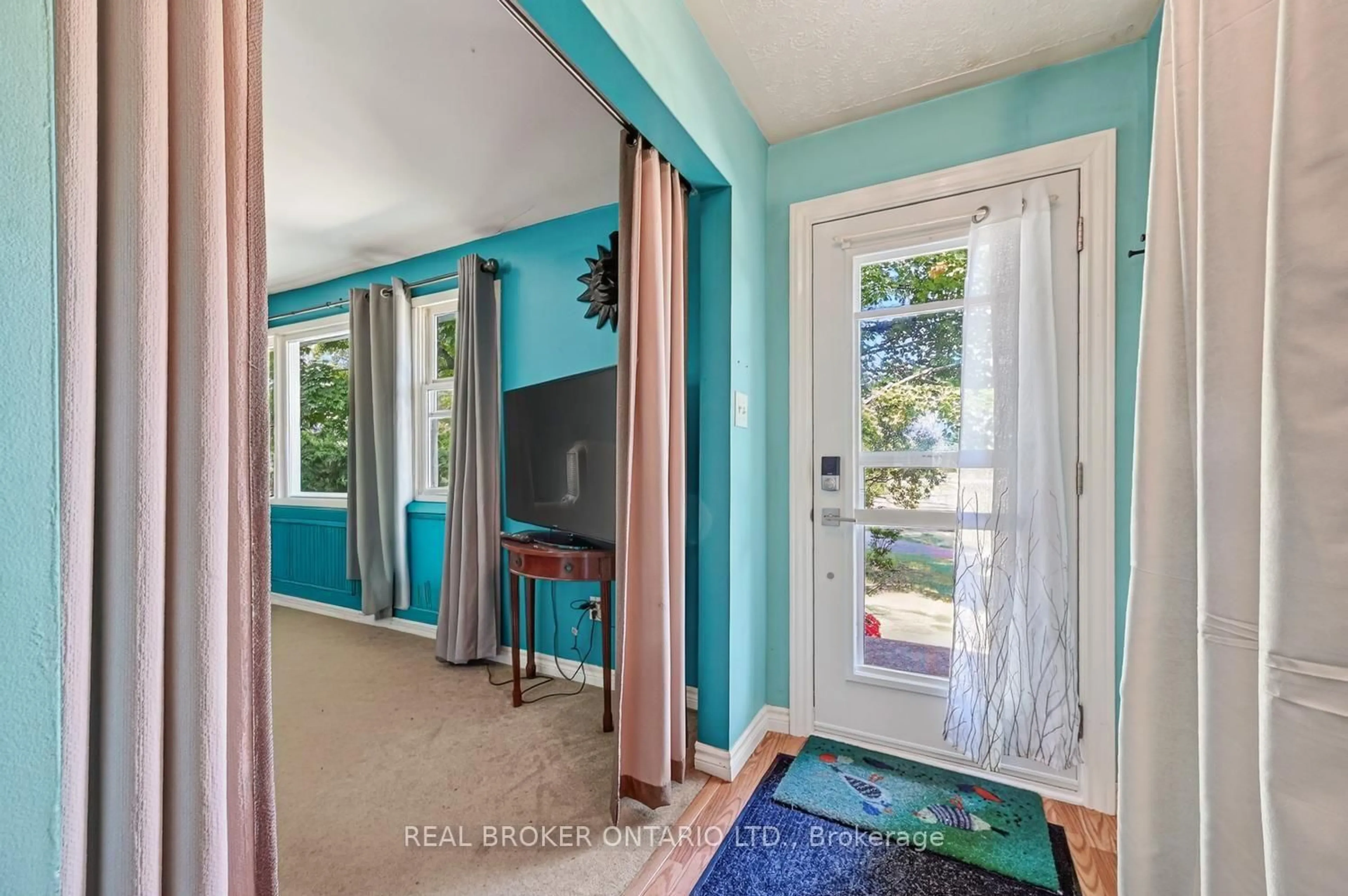 Indoor entryway for 5397 Roger Stevens Dr, Smiths Falls Ontario K7A 4S6