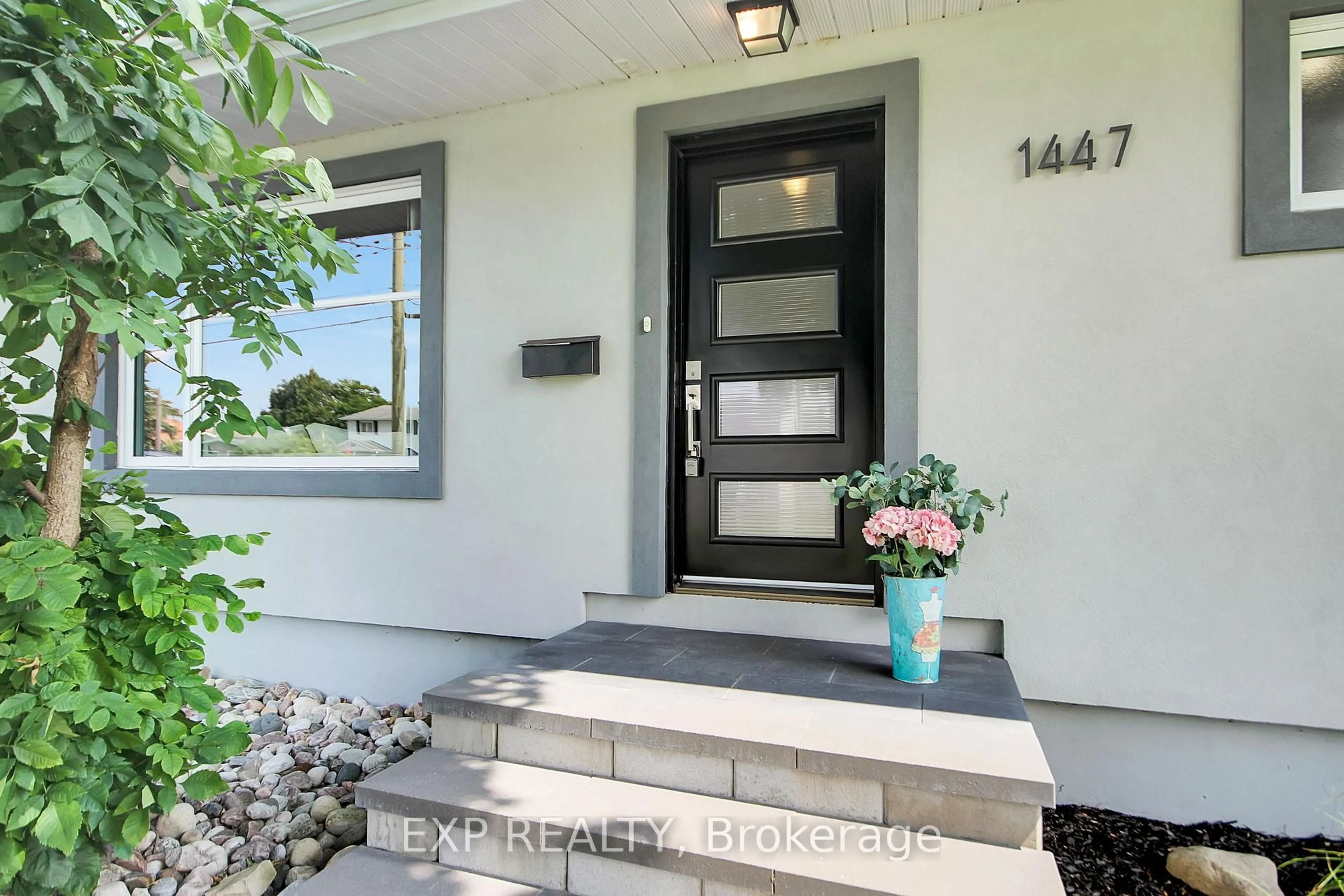 Indoor entryway for 1447 Maxime St, Ottawa Ontario K1B 4E7