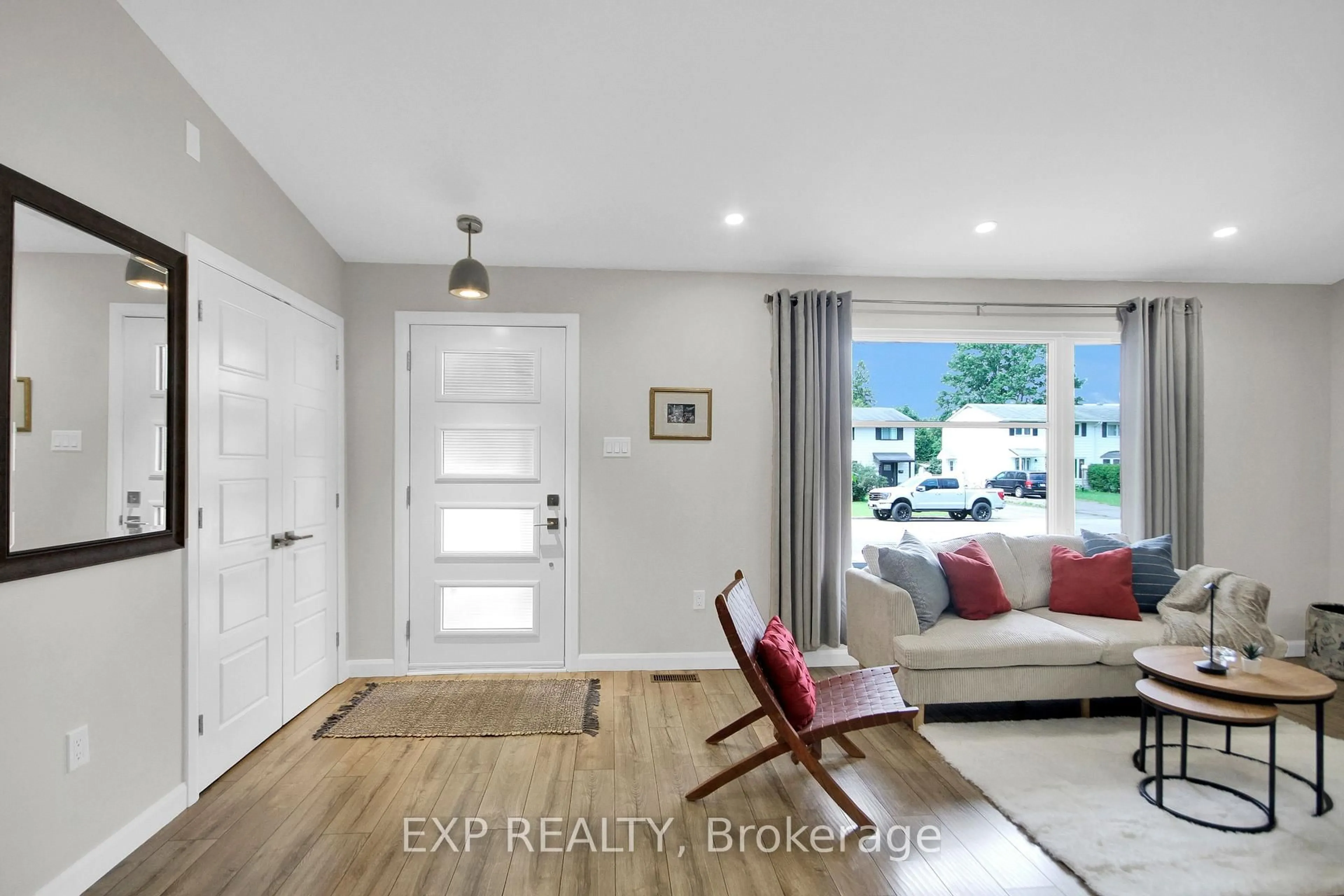 Indoor entryway for 1447 Maxime St, Ottawa Ontario K1B 4E7