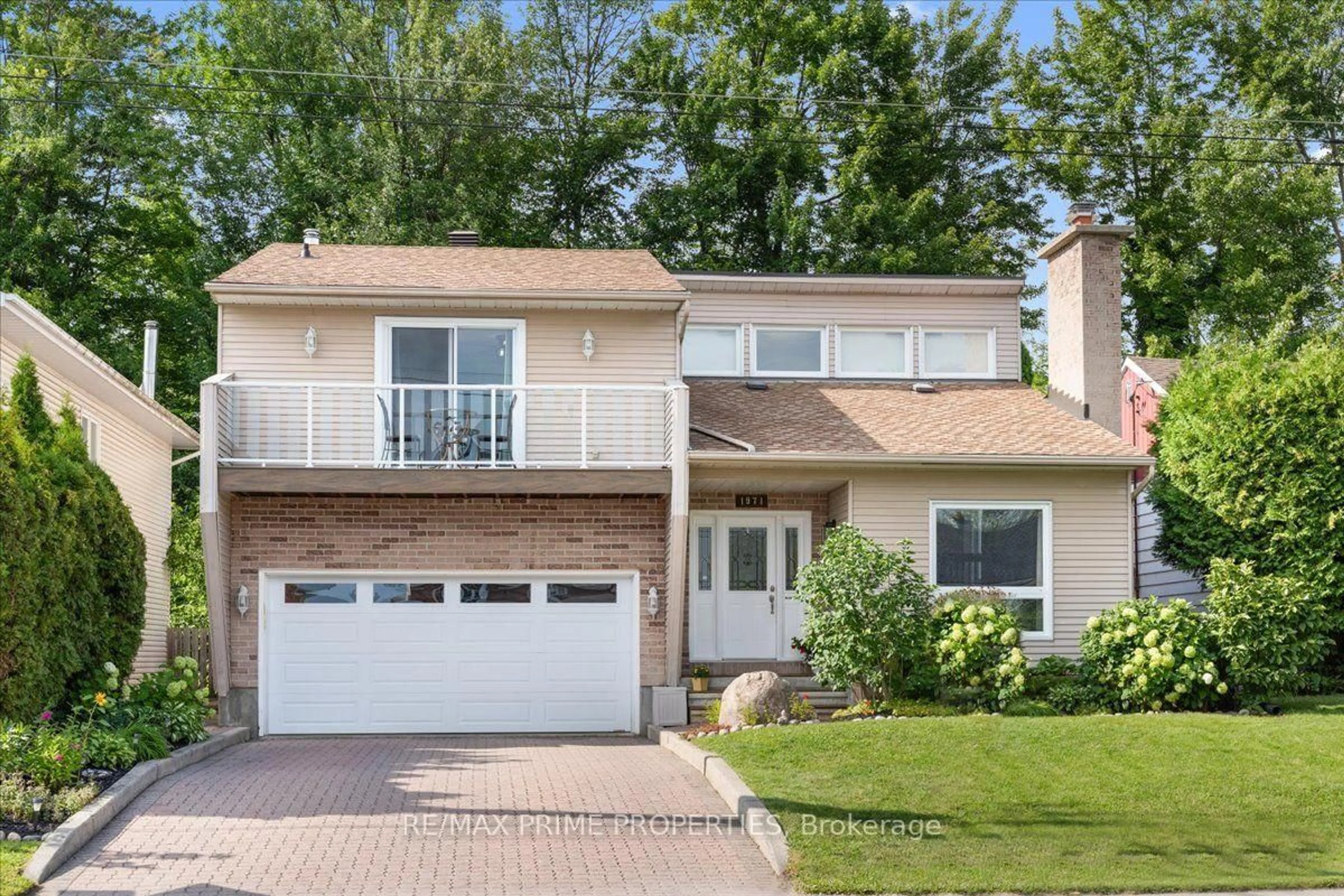 Home with vinyl exterior material, street for 1971 Rosebella Ave, Ottawa Ontario K1T 1G6