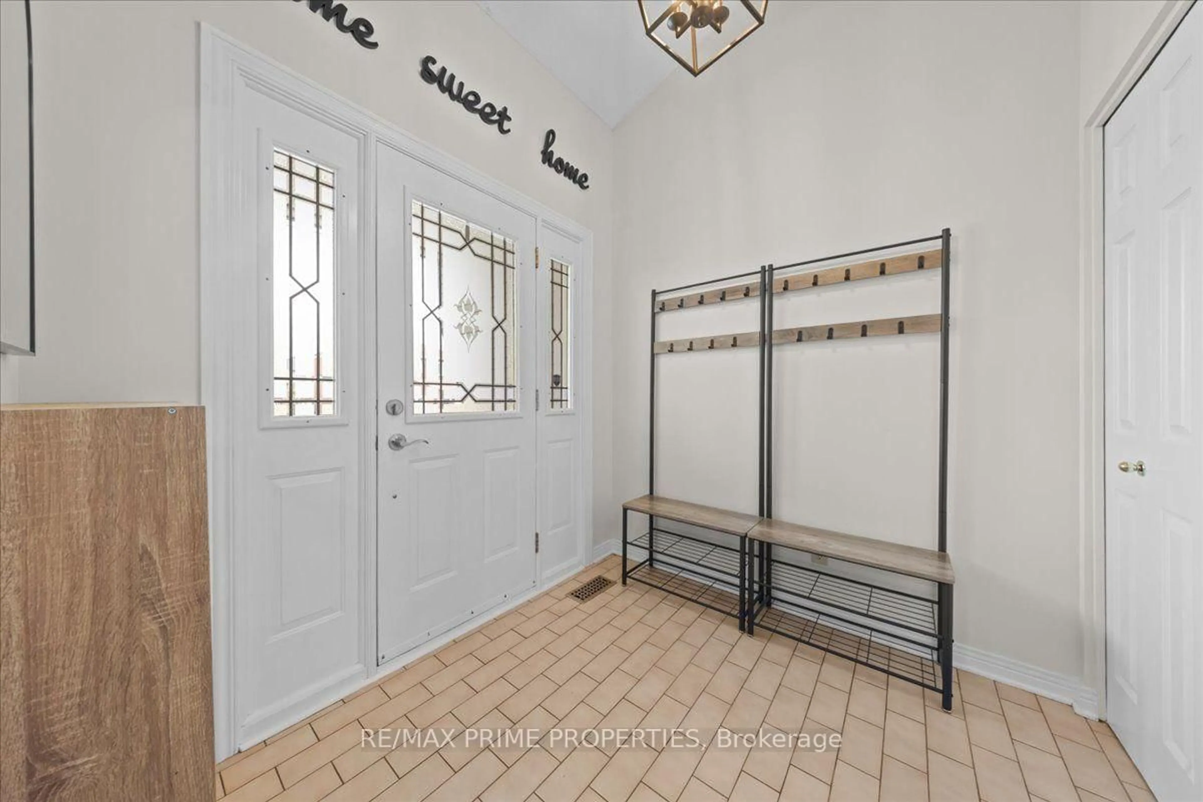 Indoor entryway for 1971 Rosebella Ave, Ottawa Ontario K1T 1G6