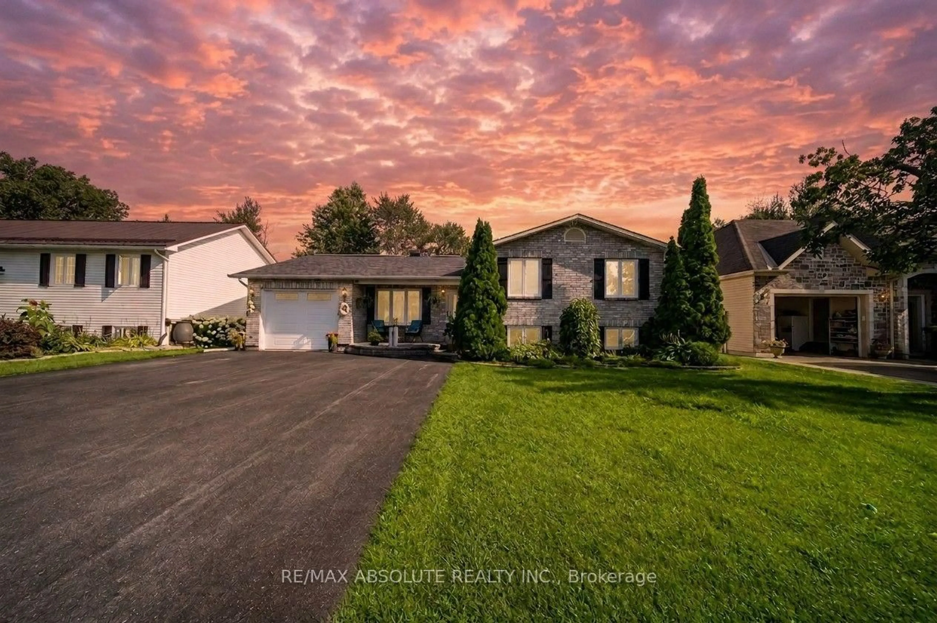 A pic from outside/outdoor area/front of a property/back of a property/a pic from drone, street for 54 Albert St, Russell Ontario K0A 1W0