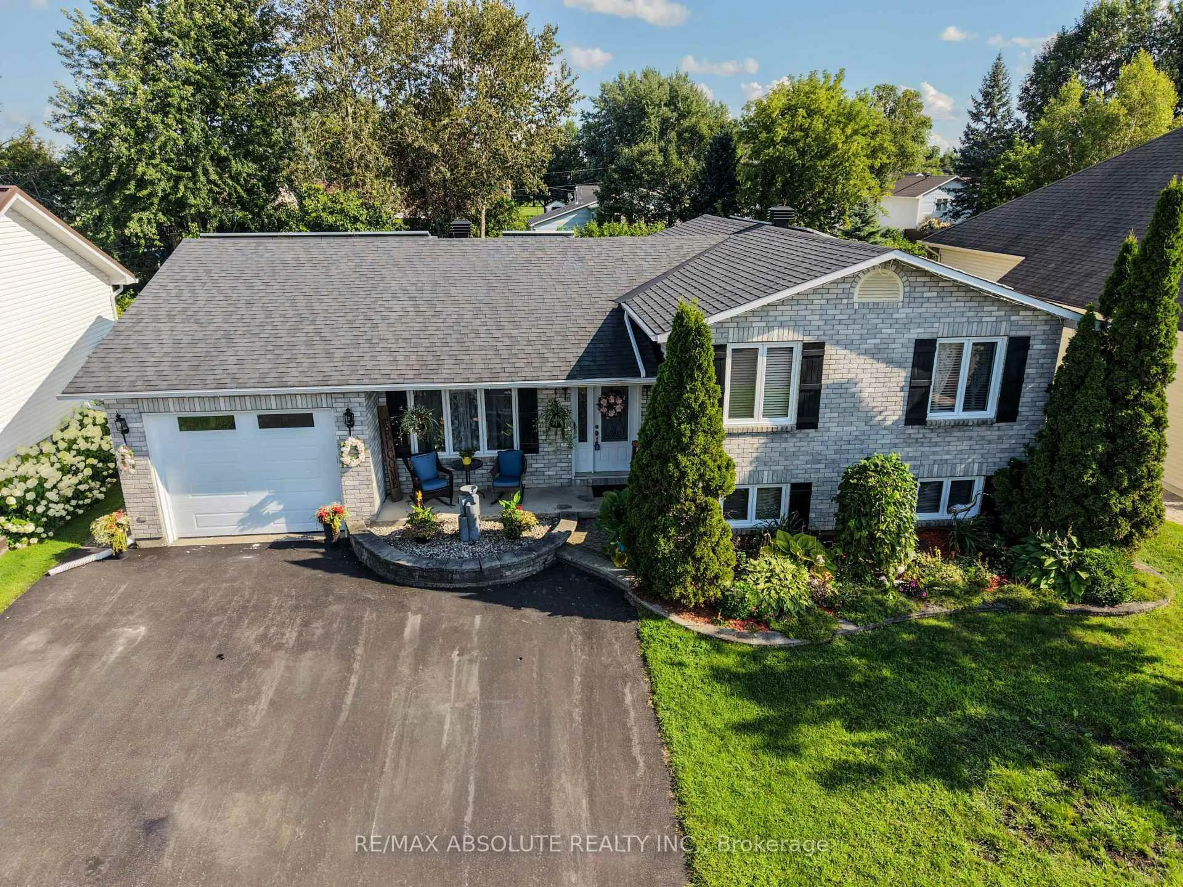 A pic from outside/outdoor area/front of a property/back of a property/a pic from drone, street for 54 Albert St, Russell Ontario K0A 1W0