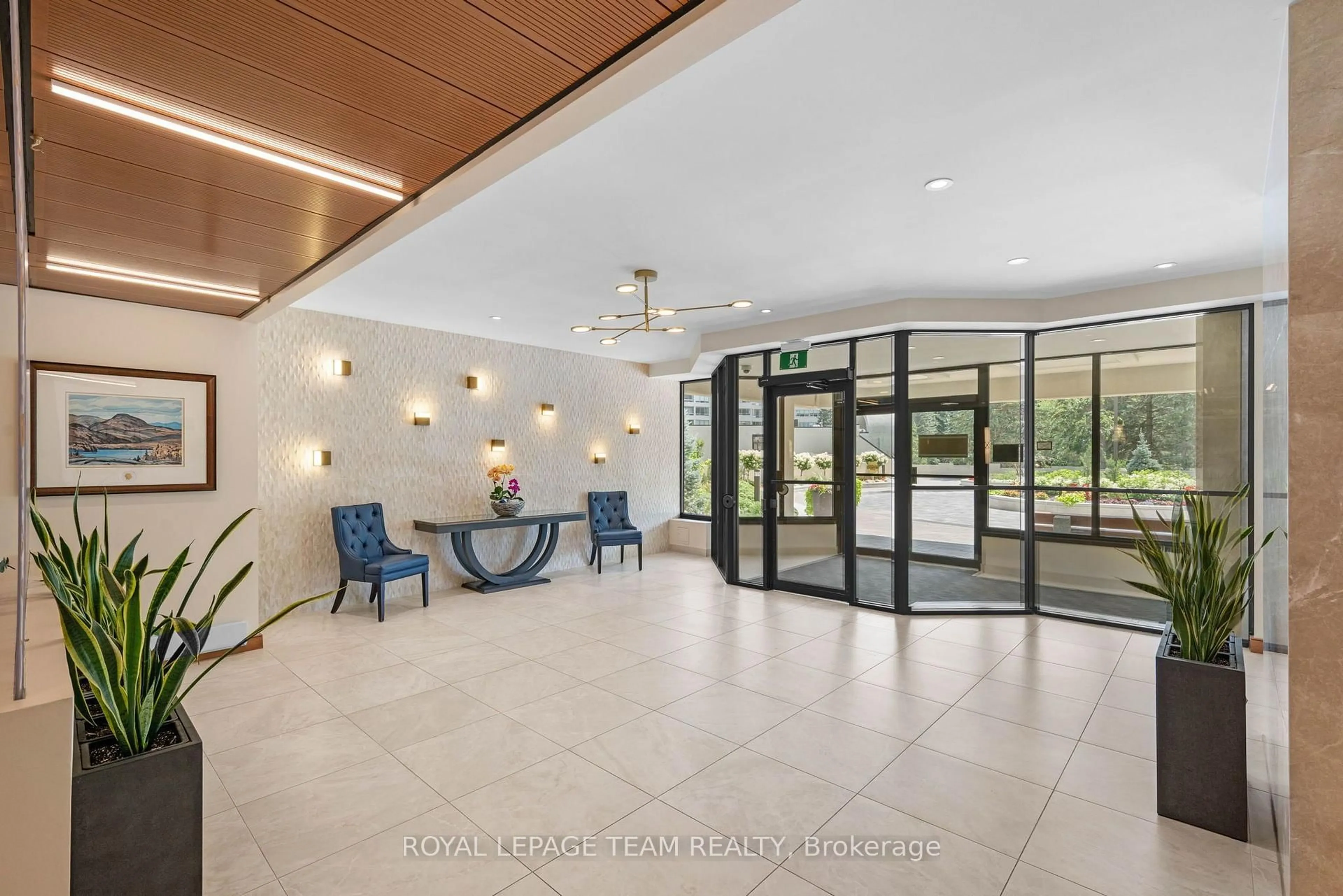 Indoor foyer for 1500 Riverside Dr #2408, Ottawa Ontario K1G 4J4